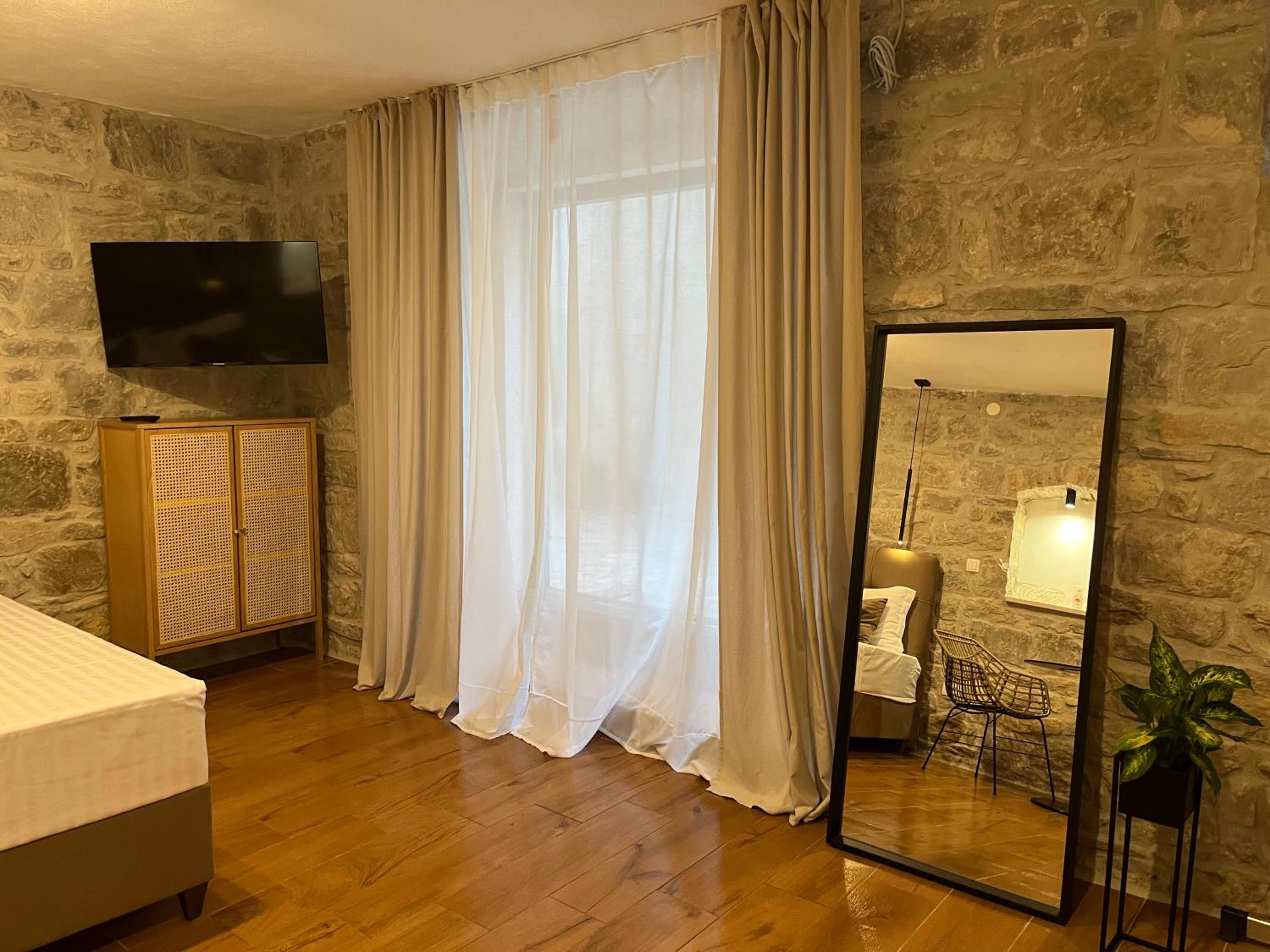 Studio Apartment - Photo 34