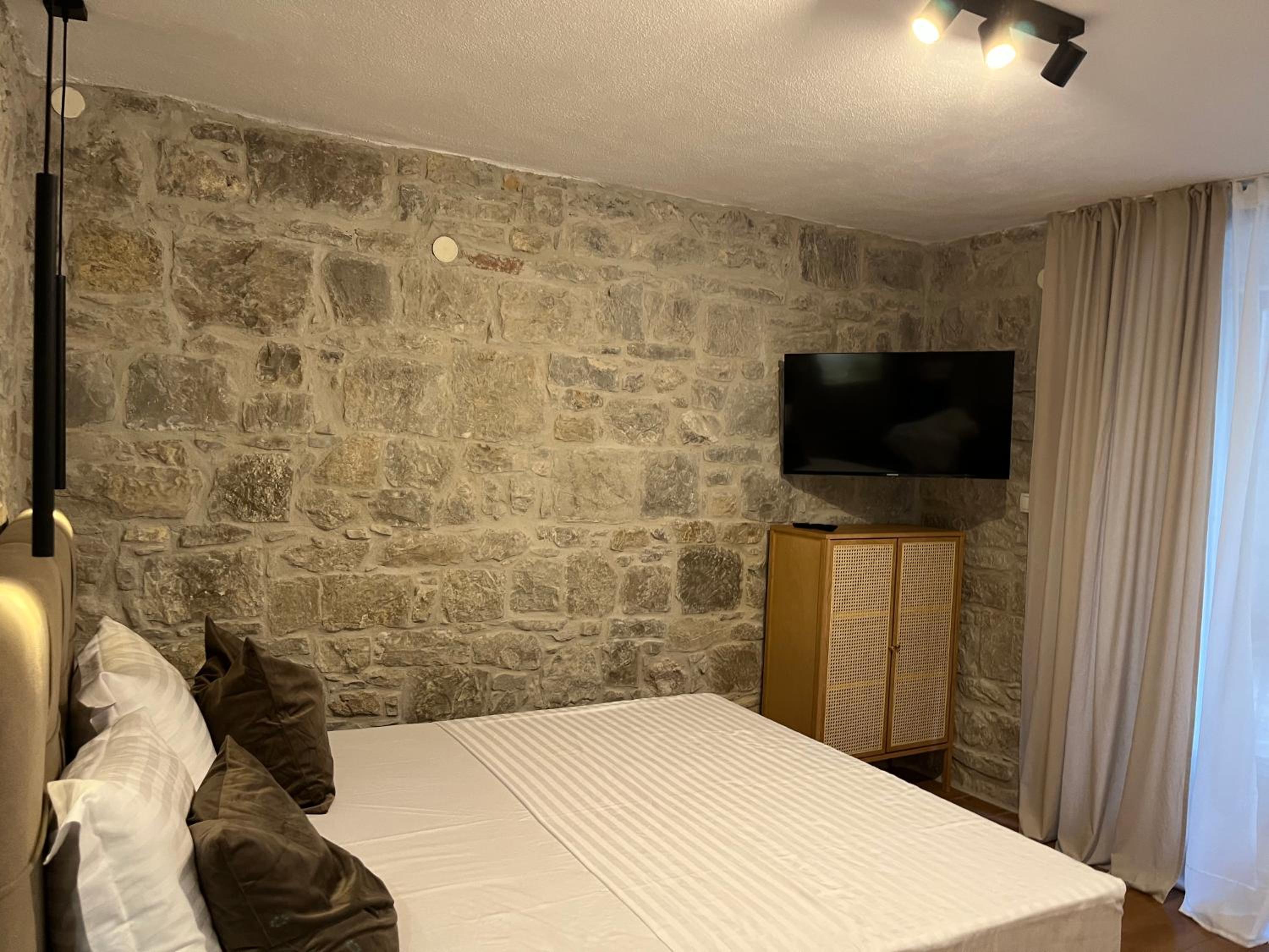 Studio Apartment - Photo 1