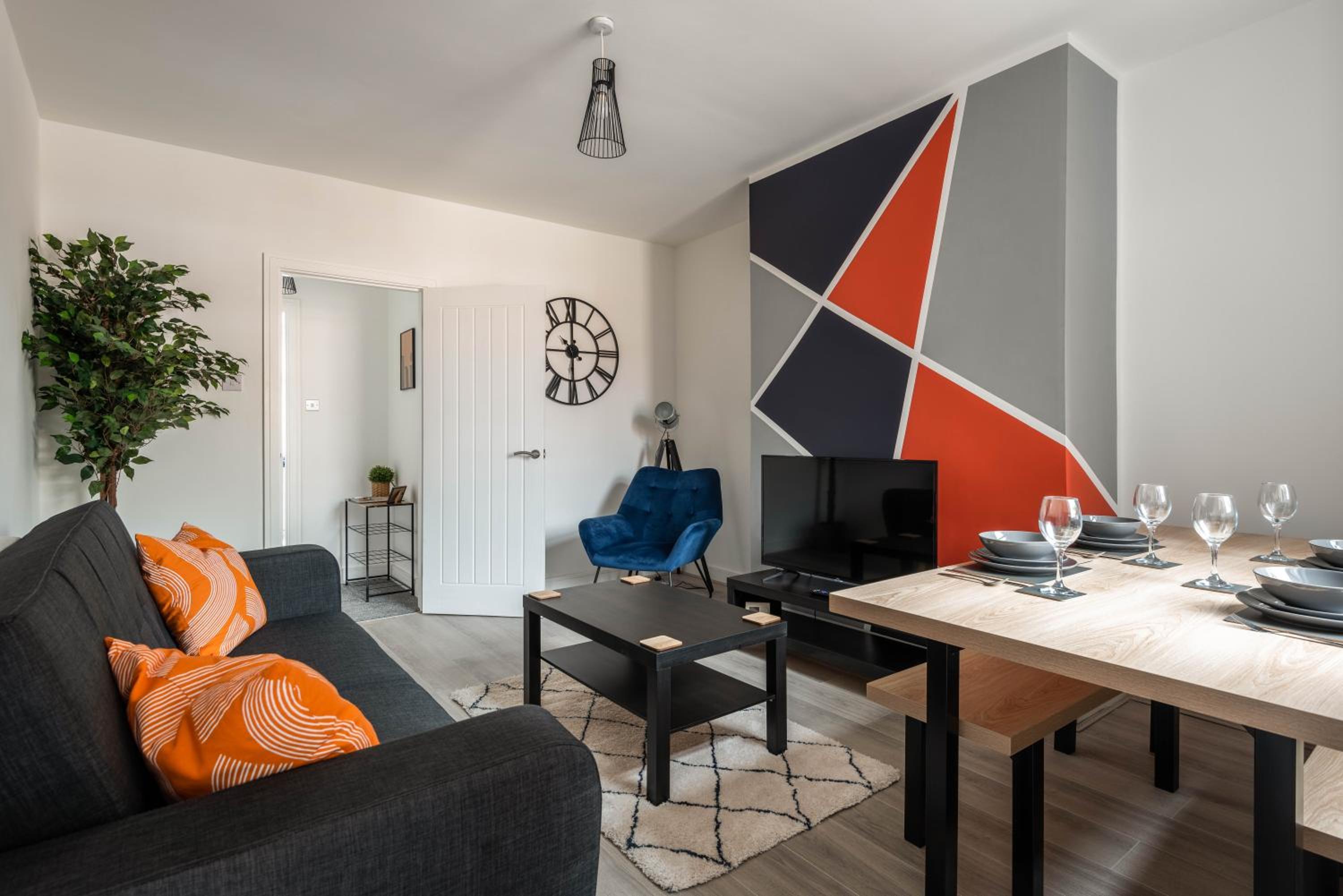 One-Bedroom Apartment photo 1