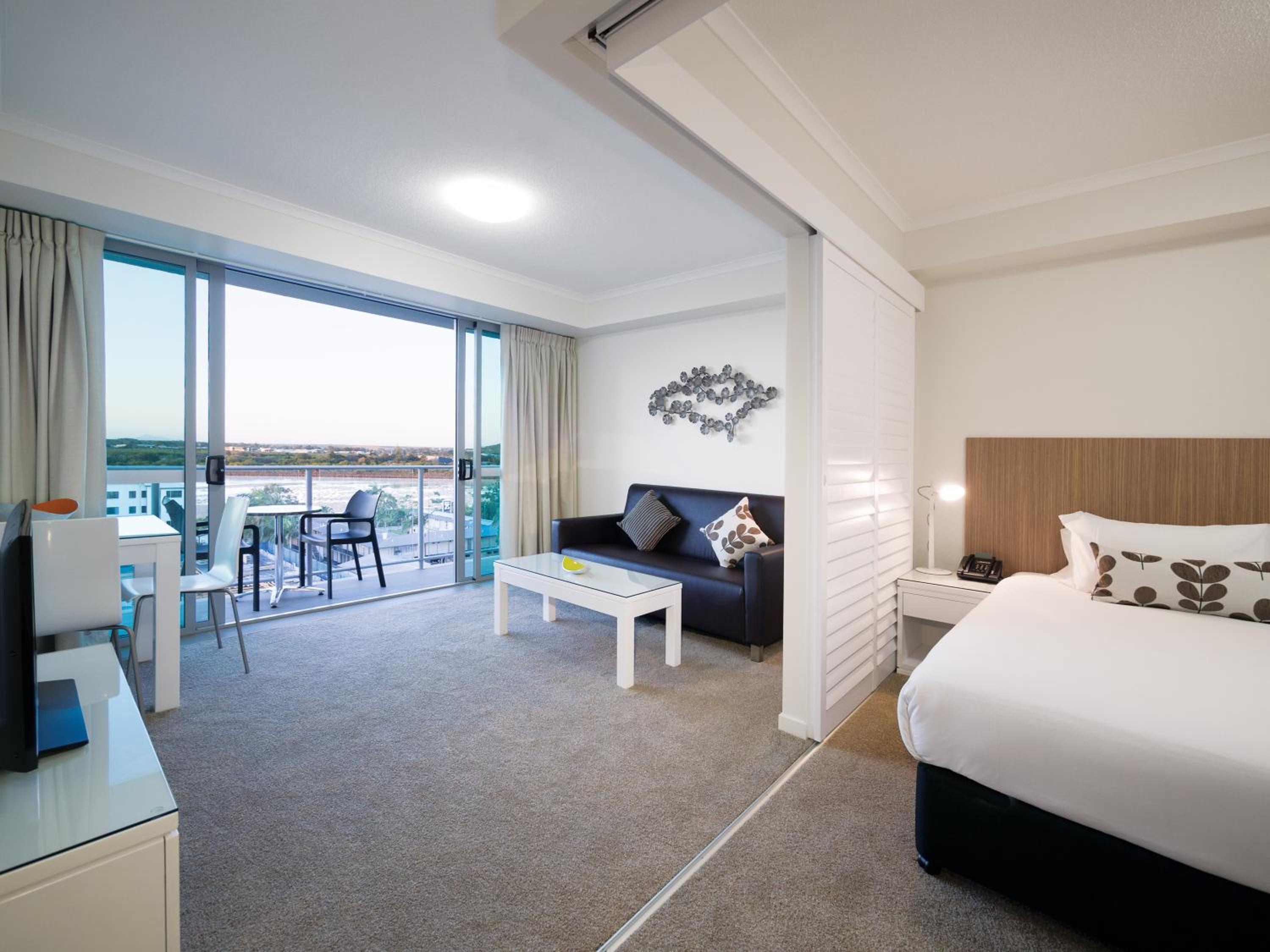 Executive One-Bedroom Apartment - No Housekeeping photo 2