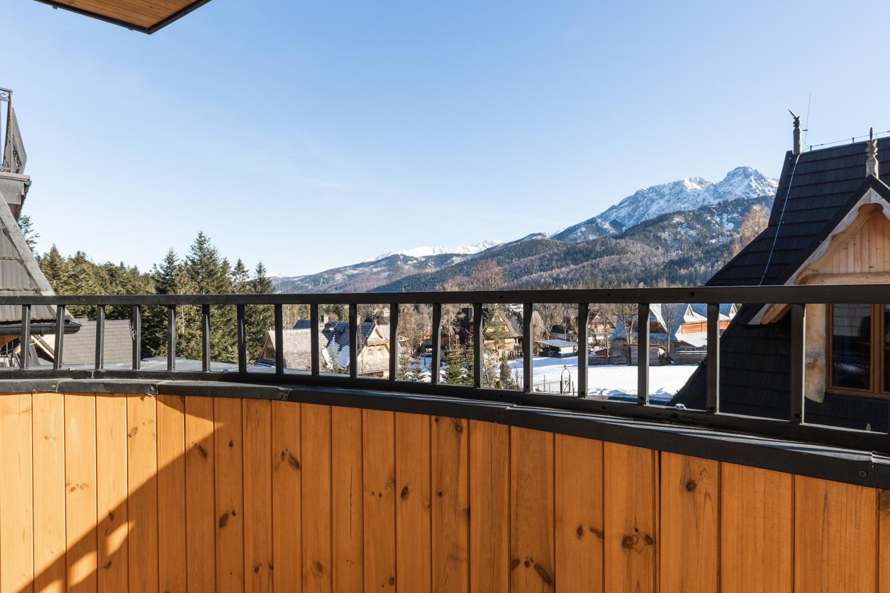 Apartment with Balcony photo 3
