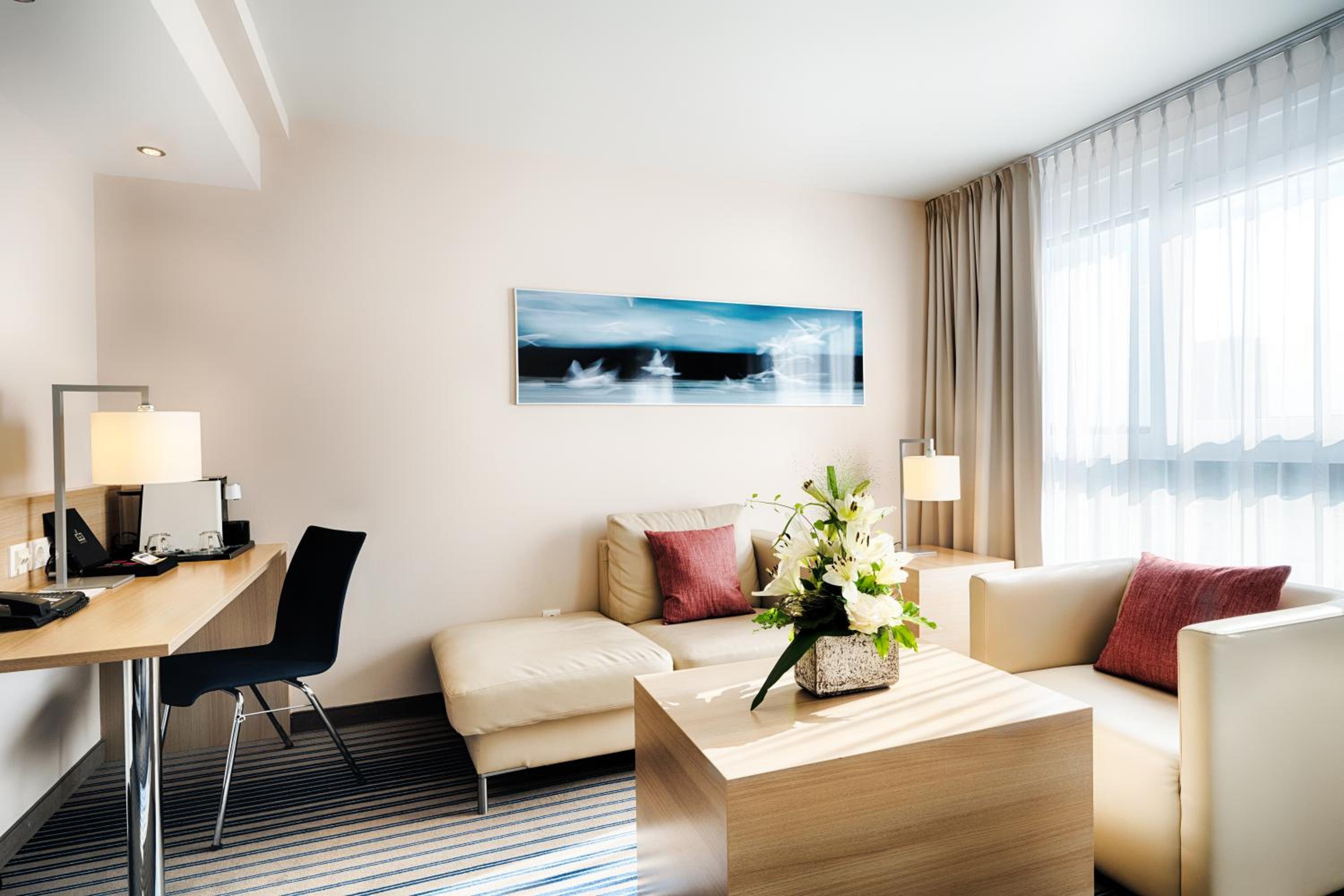 Twin Junior Suite with Sofa Bed and Bath Tub thumbnail 5