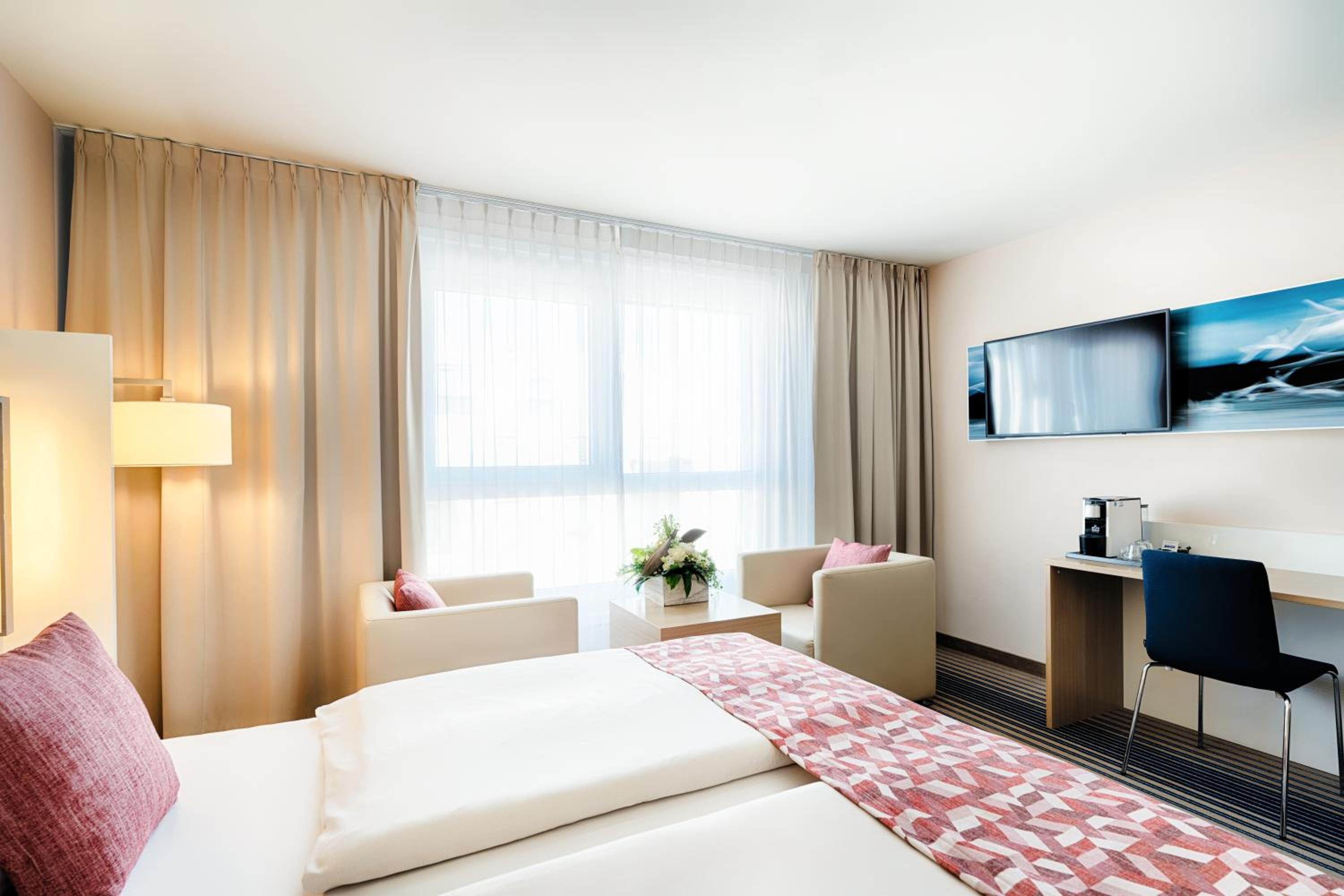 Deluxe Twin Room thumbnail 5