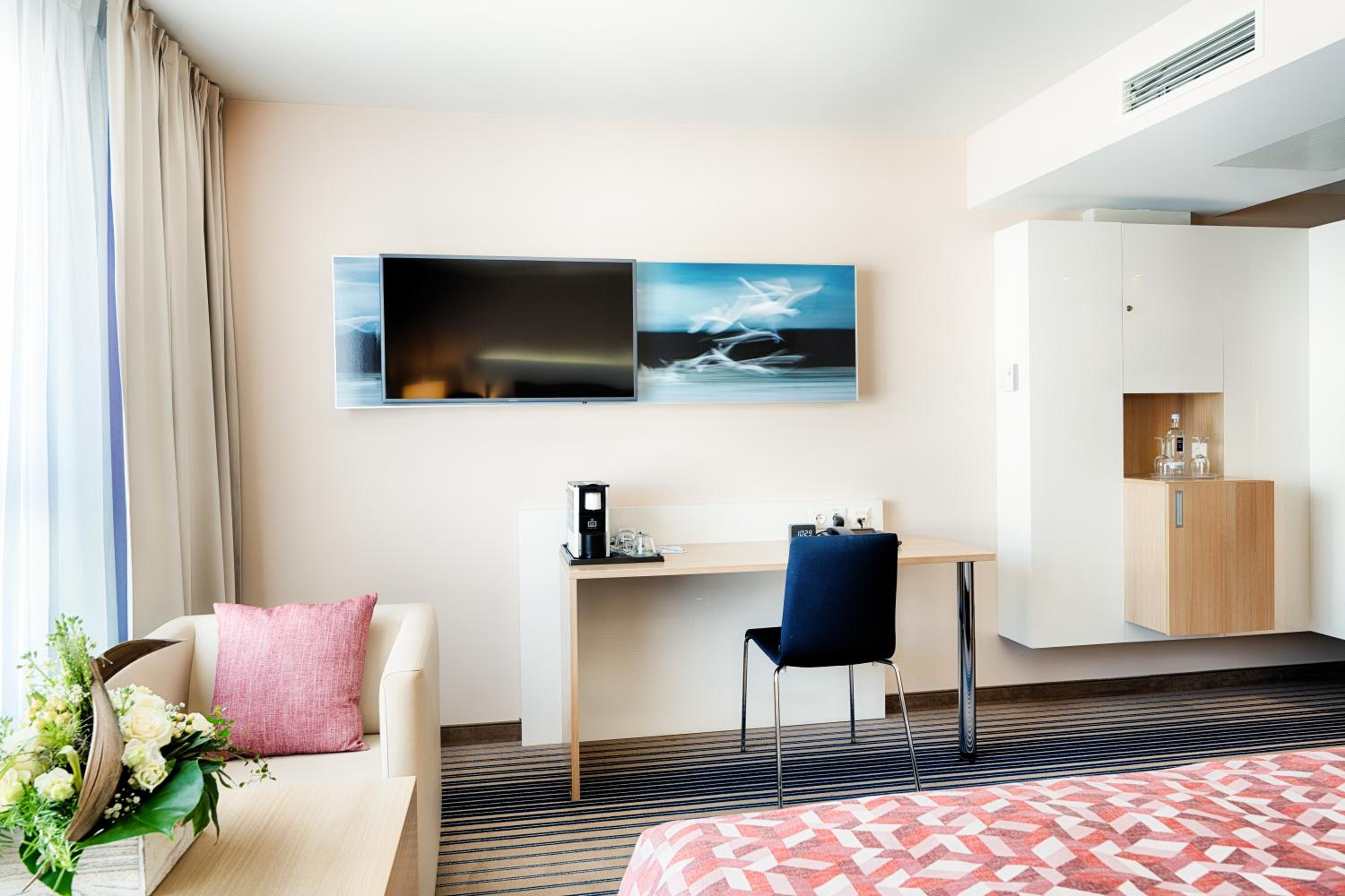 Deluxe Twin Room thumbnail 6