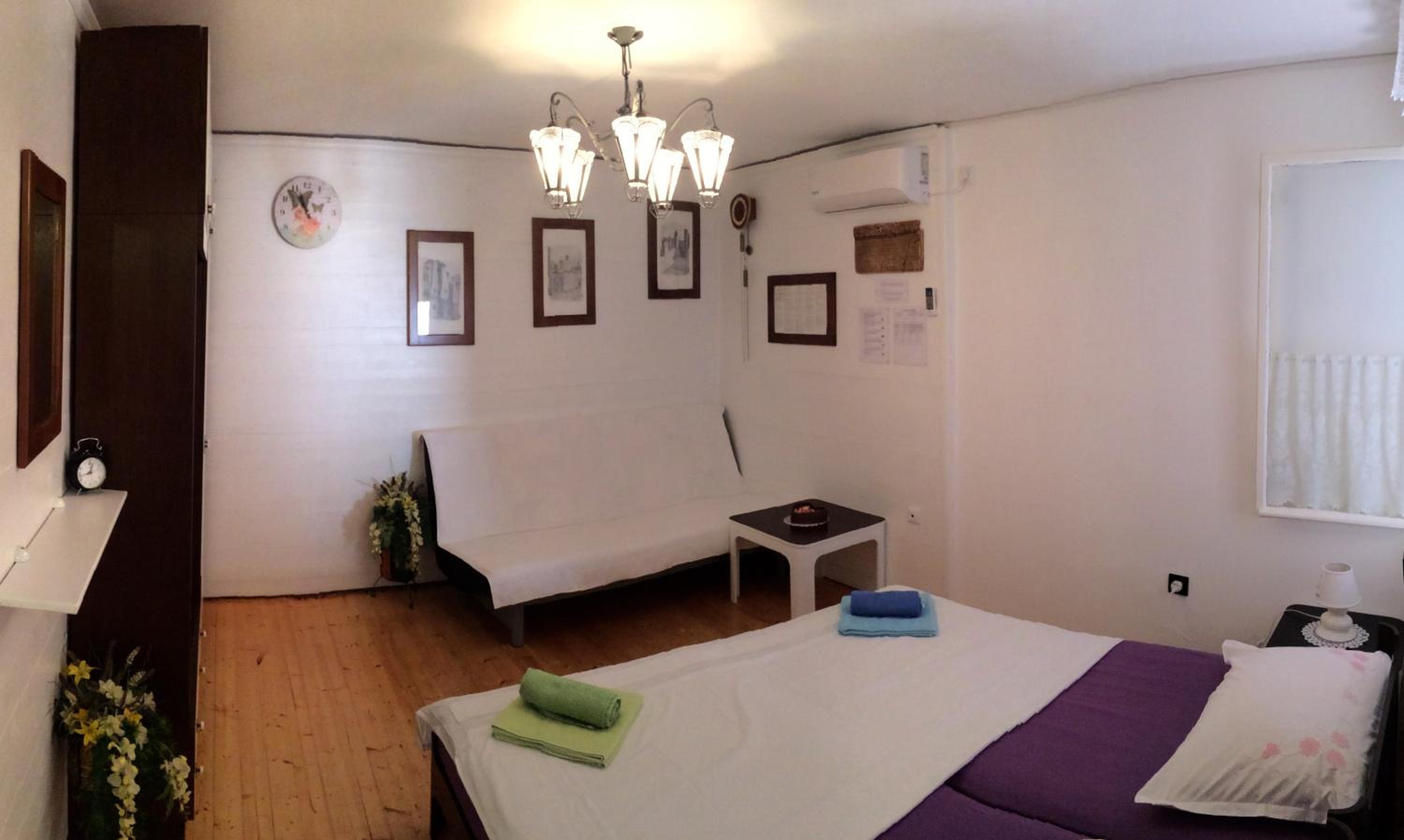 One-Bedroom Apartment photo 1