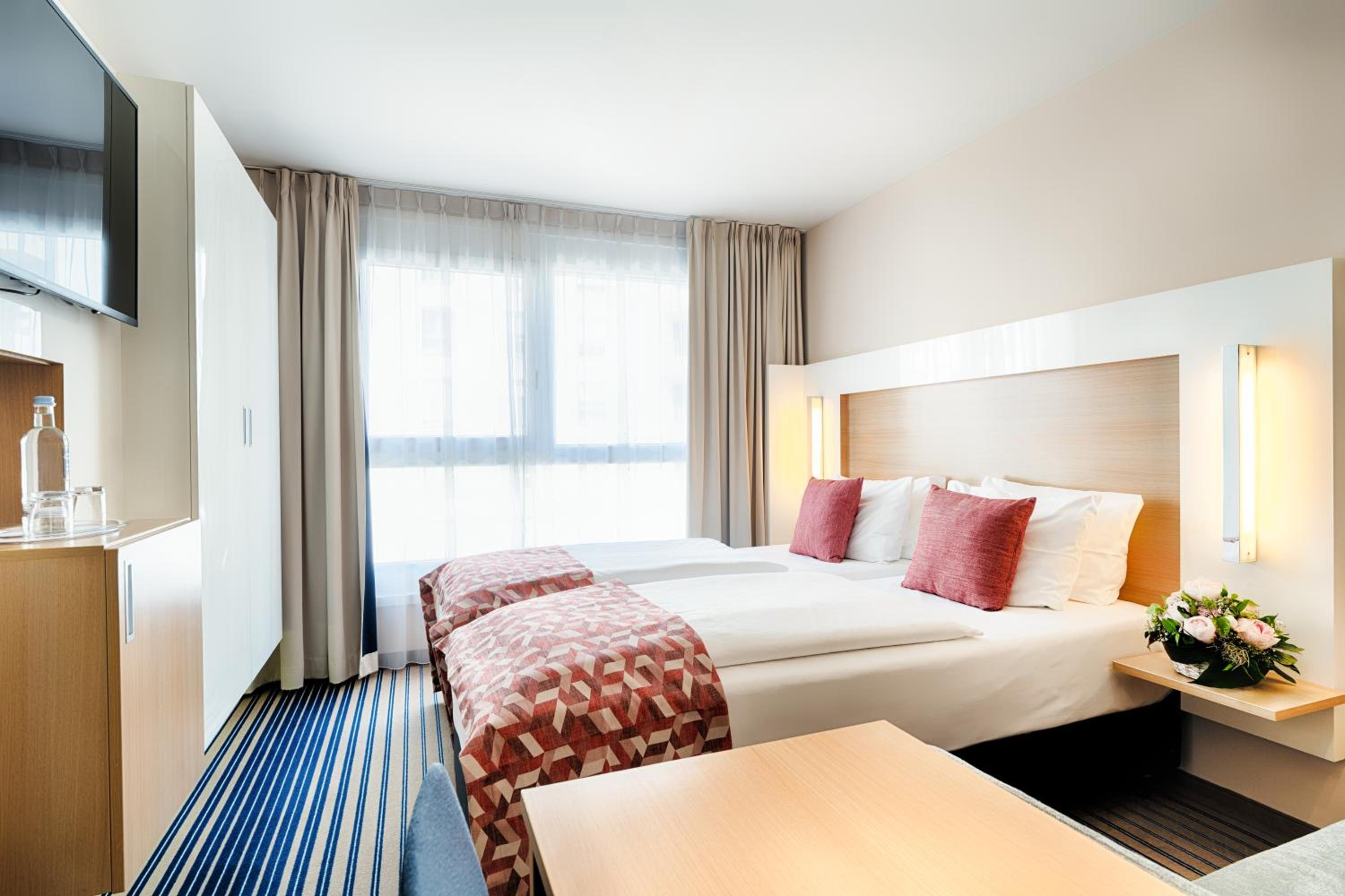 Superior Twin Room thumbnail 5