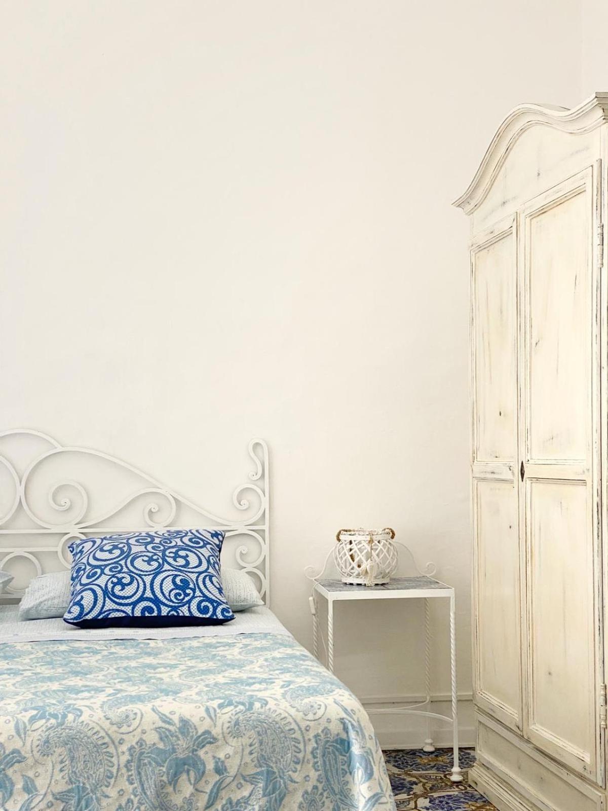 Double Room with Balcony - Photo 9