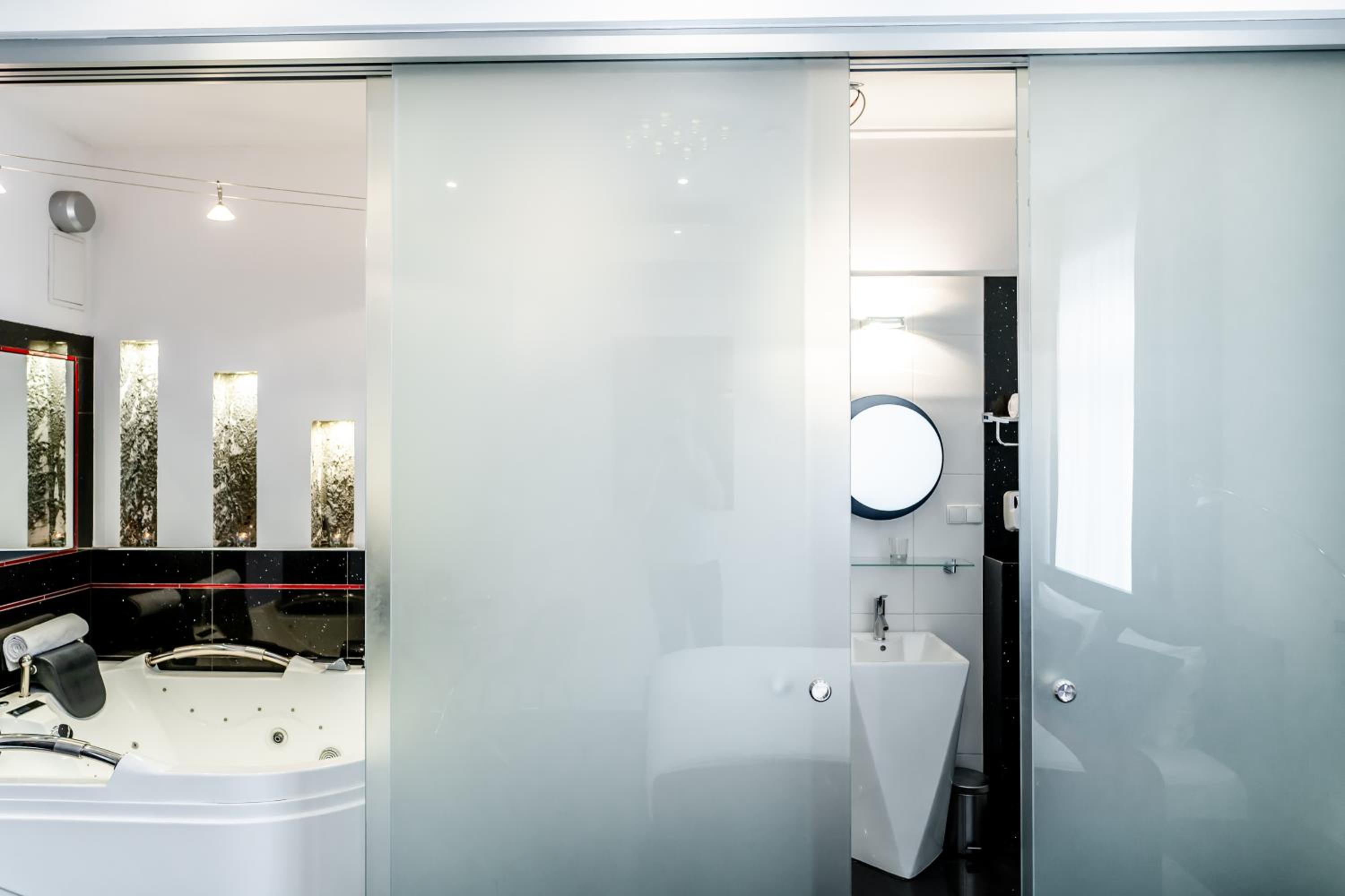 Luxury King Room with 2-person Hot Tub - Photo 60