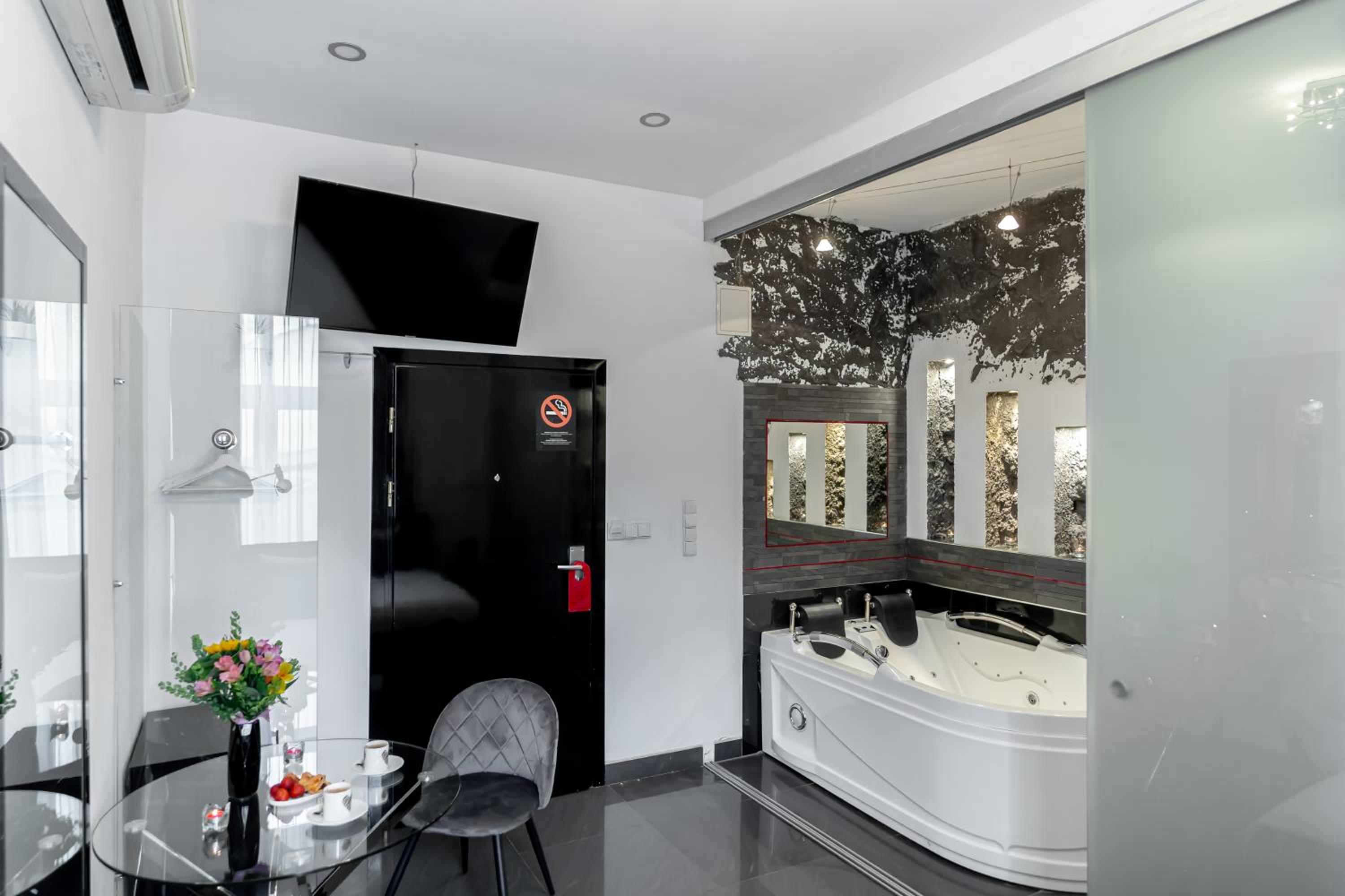 Luxury King Room with 2-person Hot Tub - Photo 5