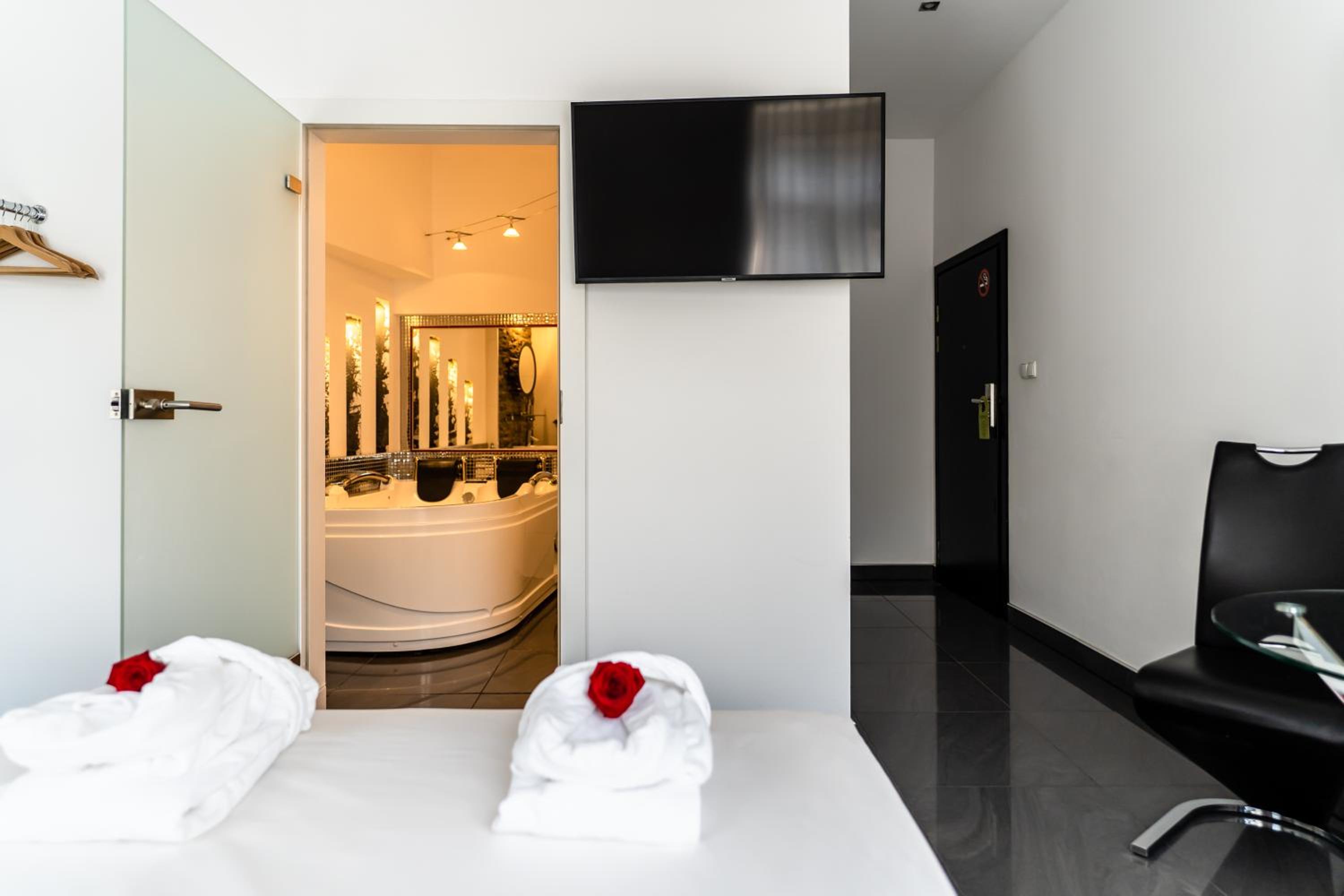 Luxury King Room with 2-person Hot Tub - Photo 40