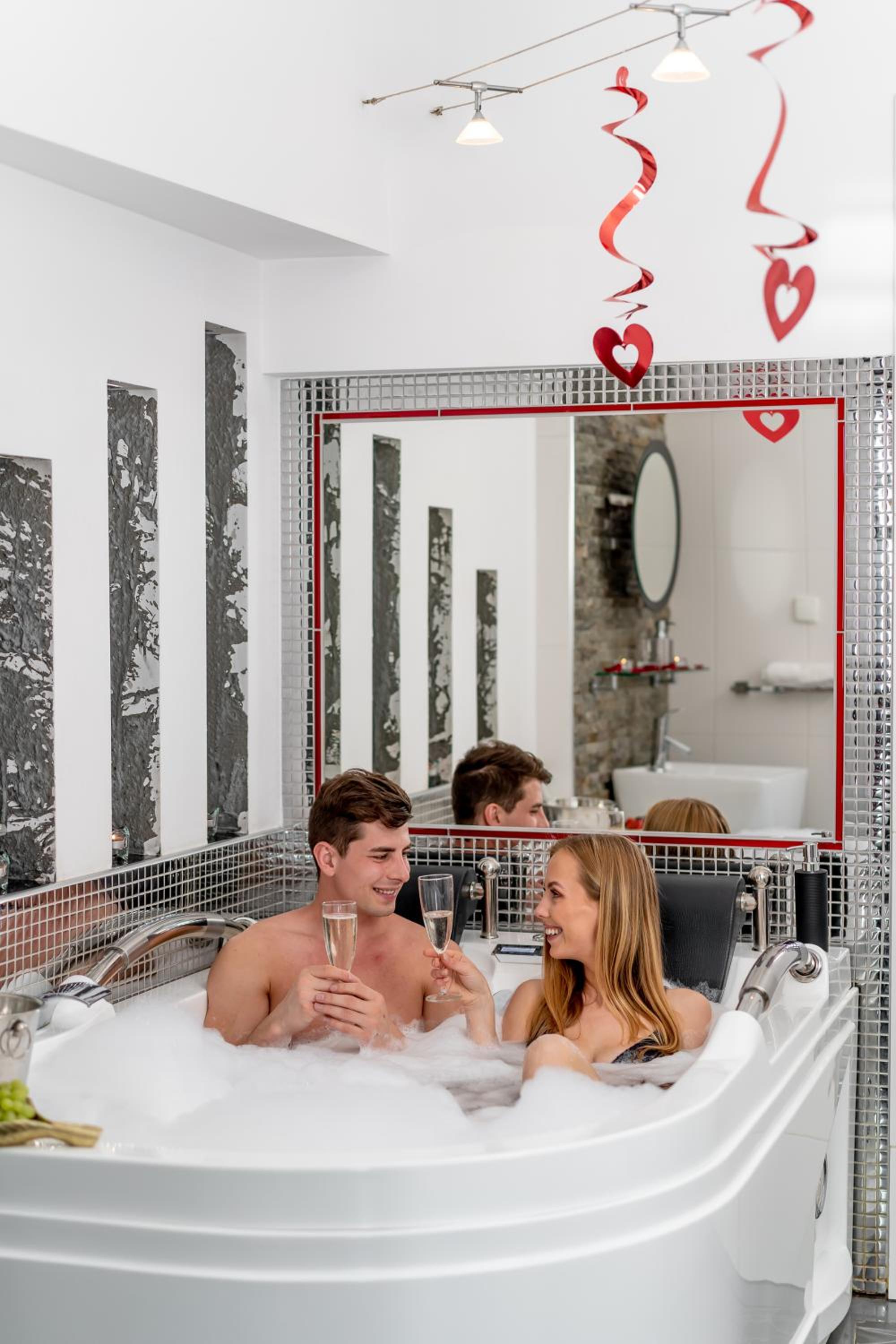 Luxury King Room with 2-person Hot Tub - Photo 26