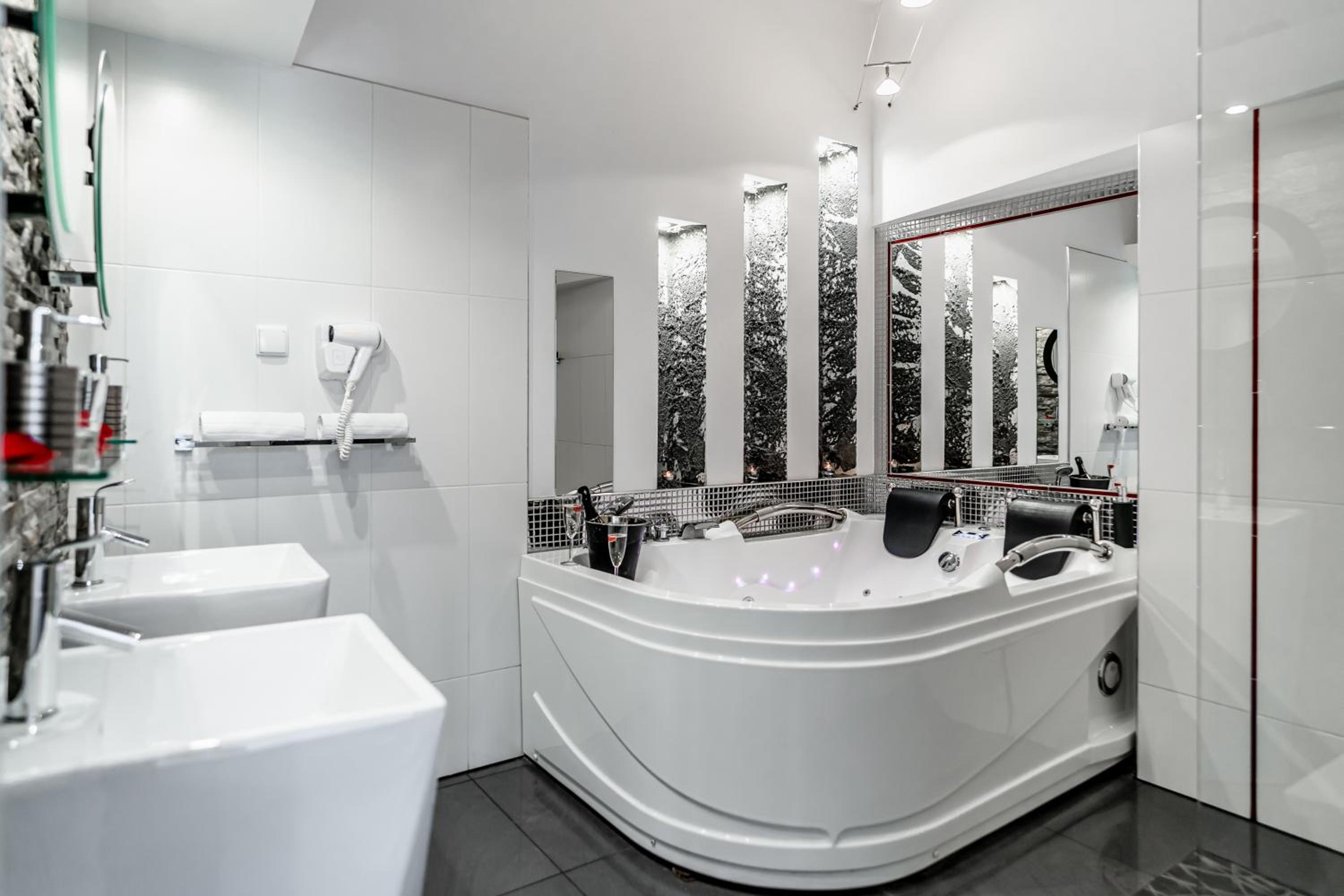 Luxury King Room with 2-person Hot Tub - Photo 27