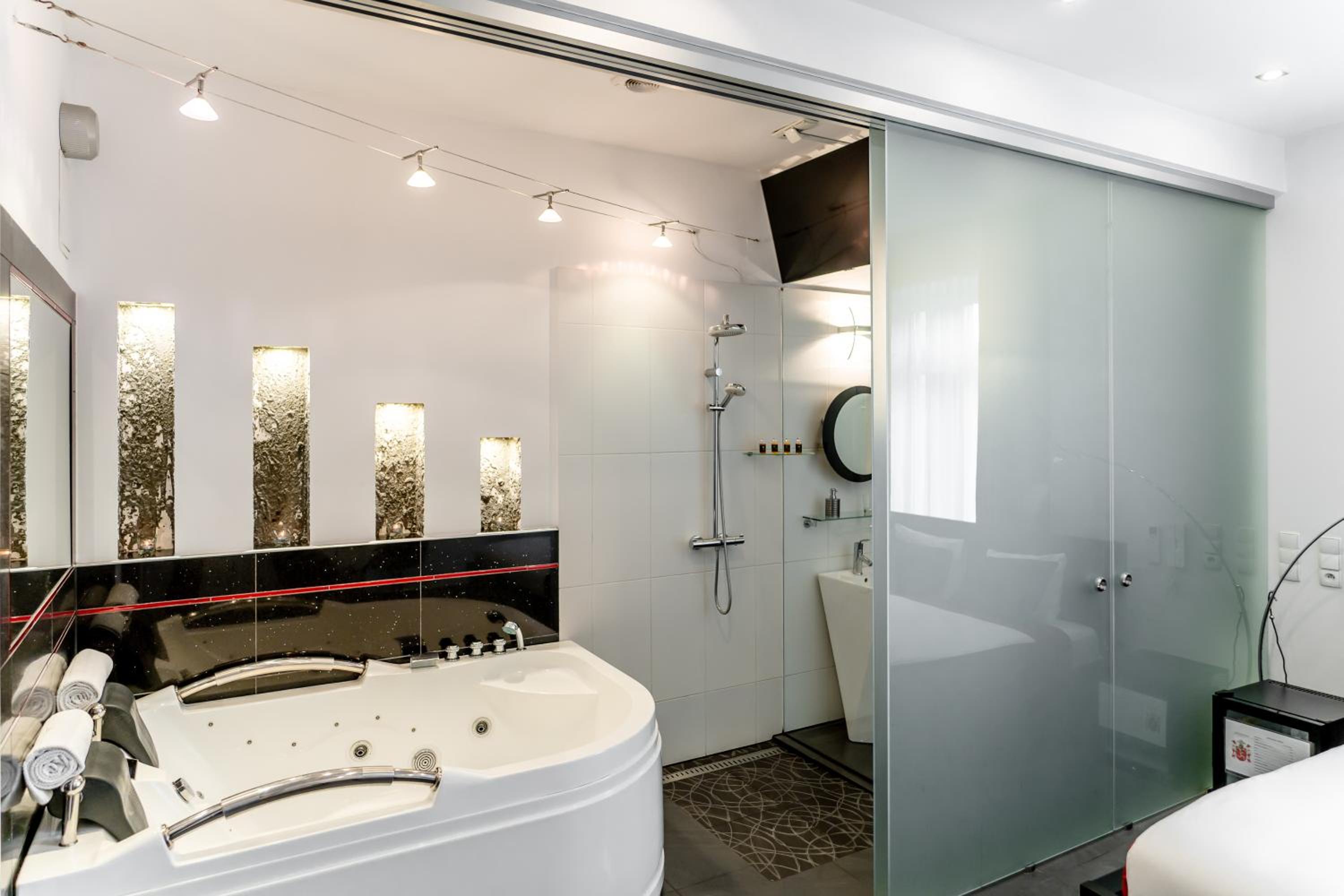 Luxury King Room with 2-person Hot Tub - Photo 29