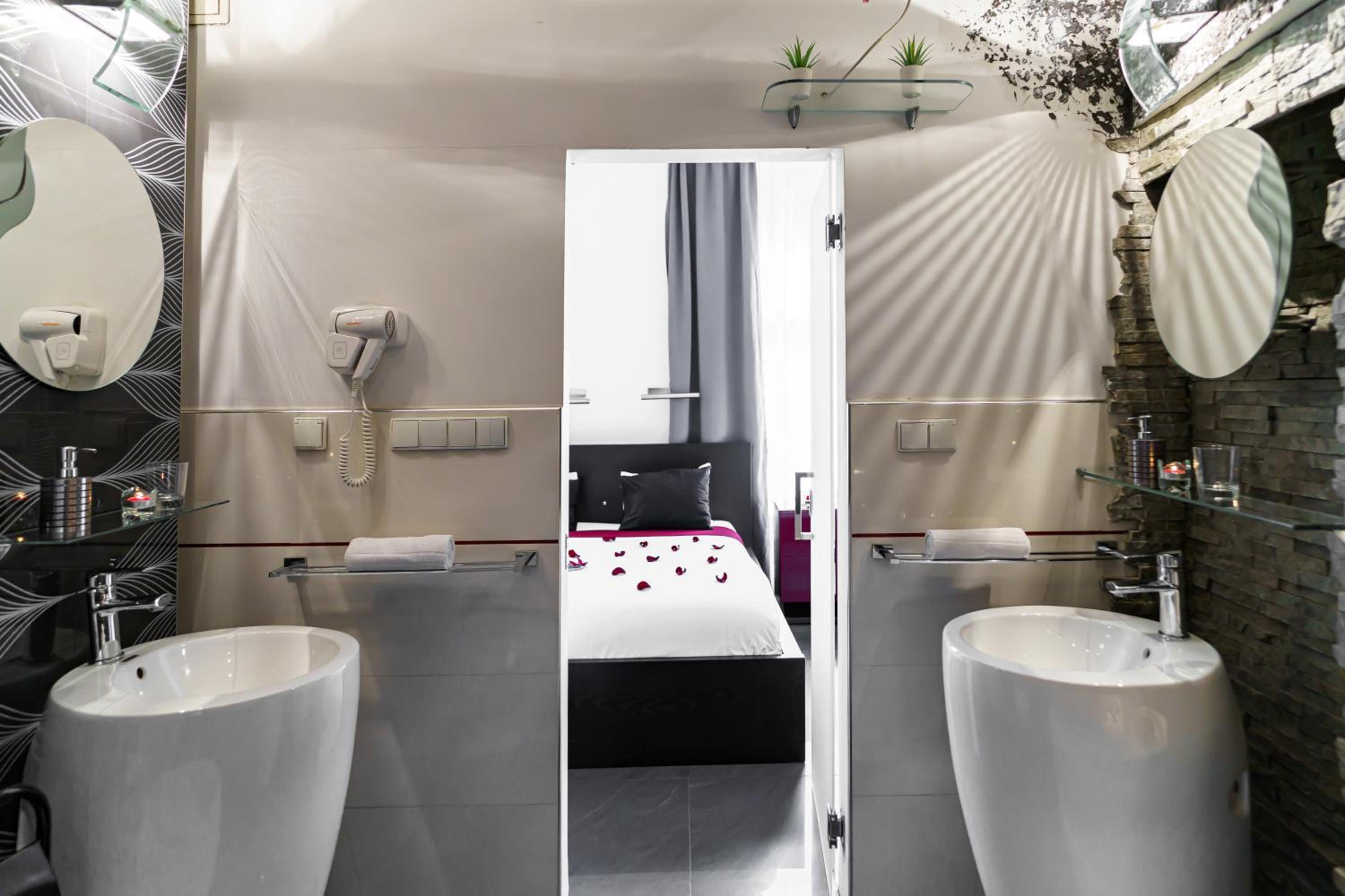 Luxury King Room with 2-person Hot Tub - Photo 32