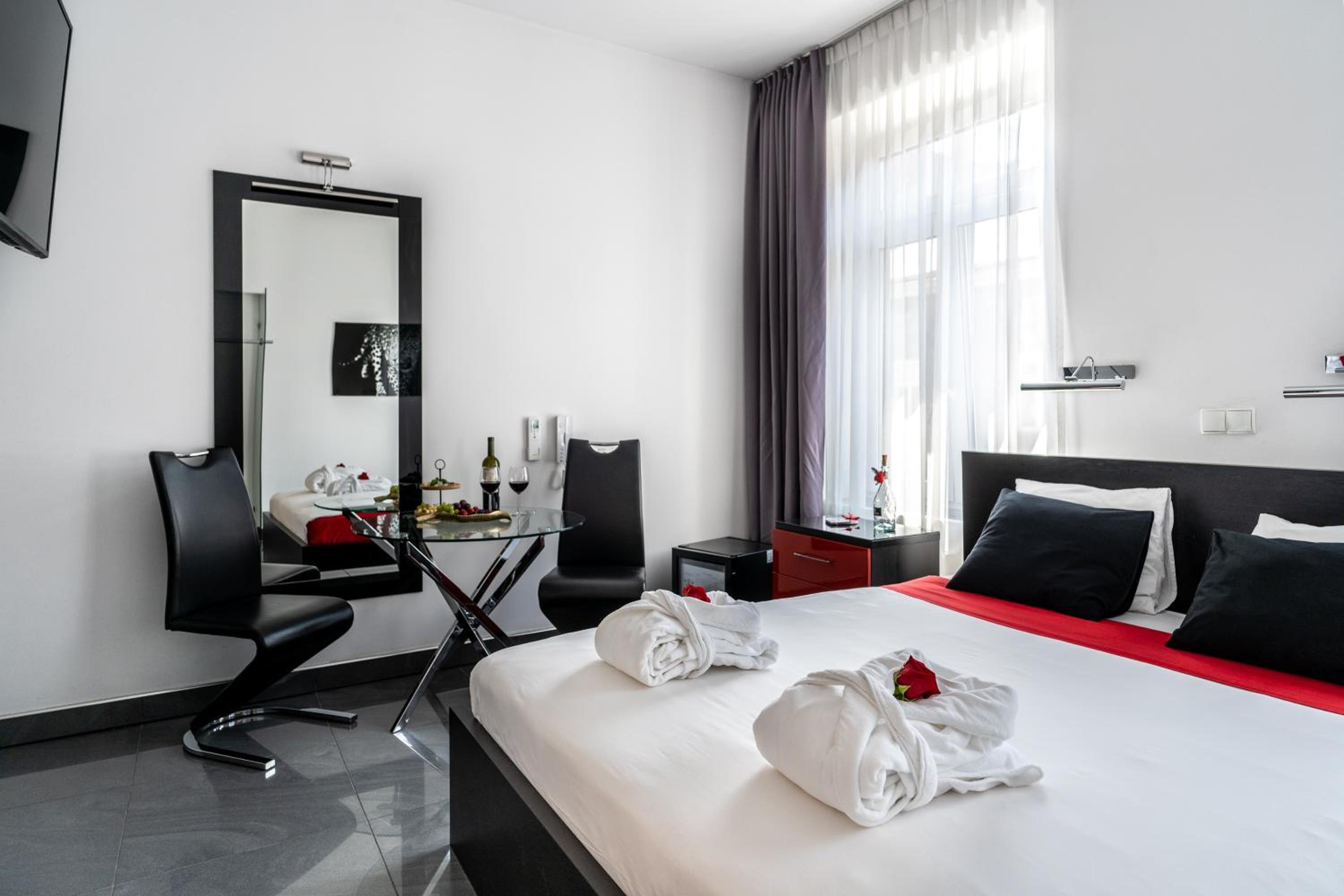 Luxury King Room with 2-person Hot Tub - Photo 35