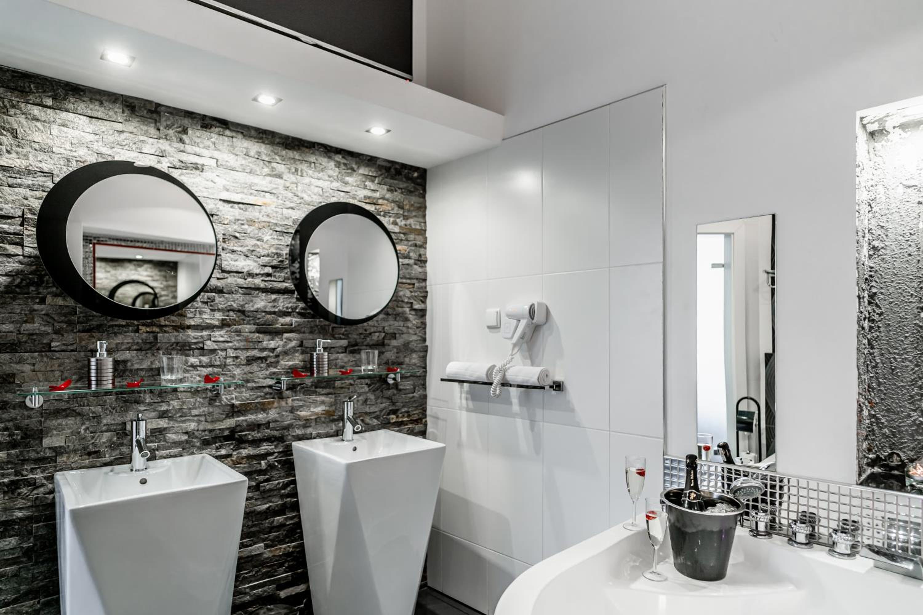Luxury King Room with 2-person Hot Tub - Photo 37