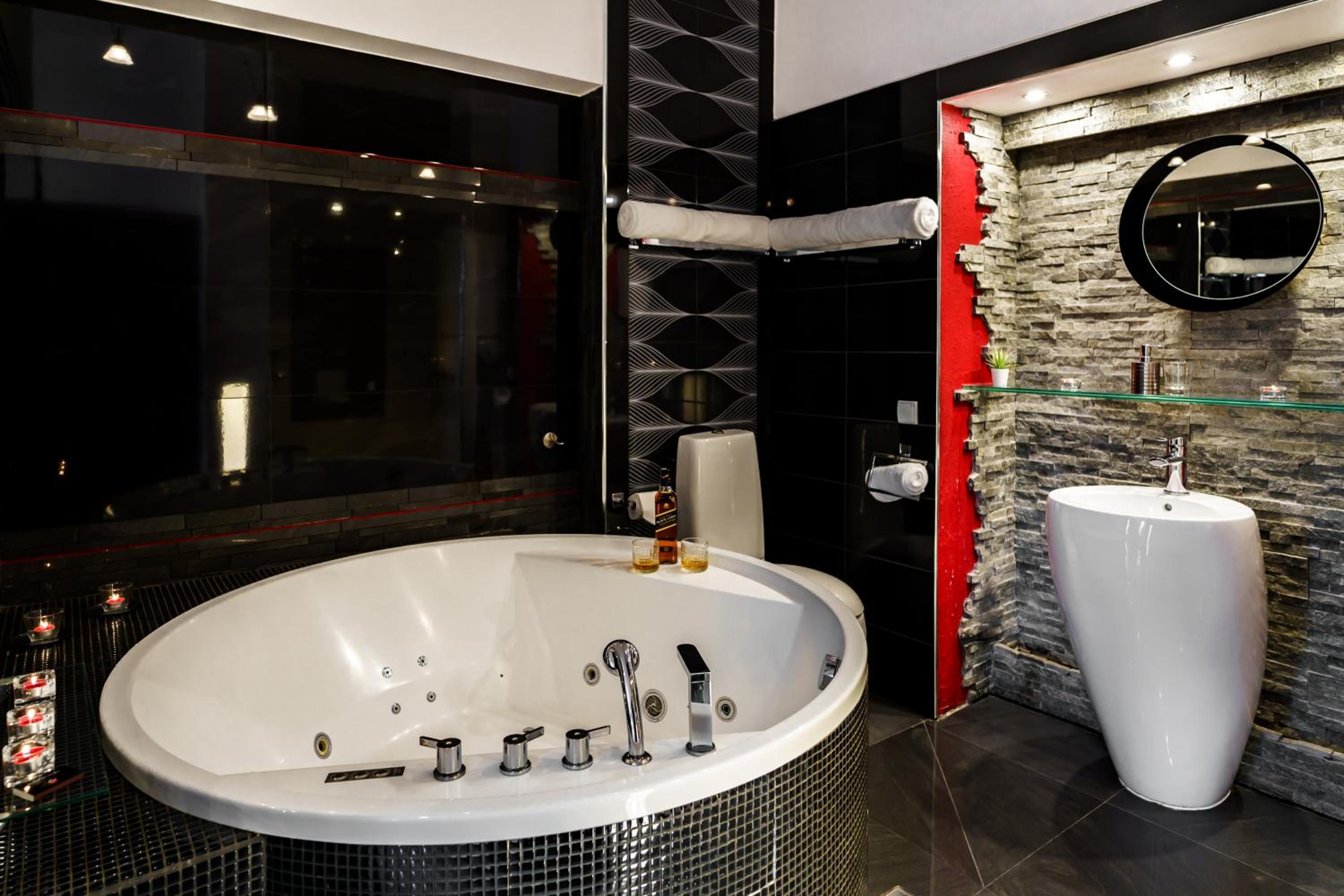 Luxury King Room with 2-person Hot Tub - Photo 38