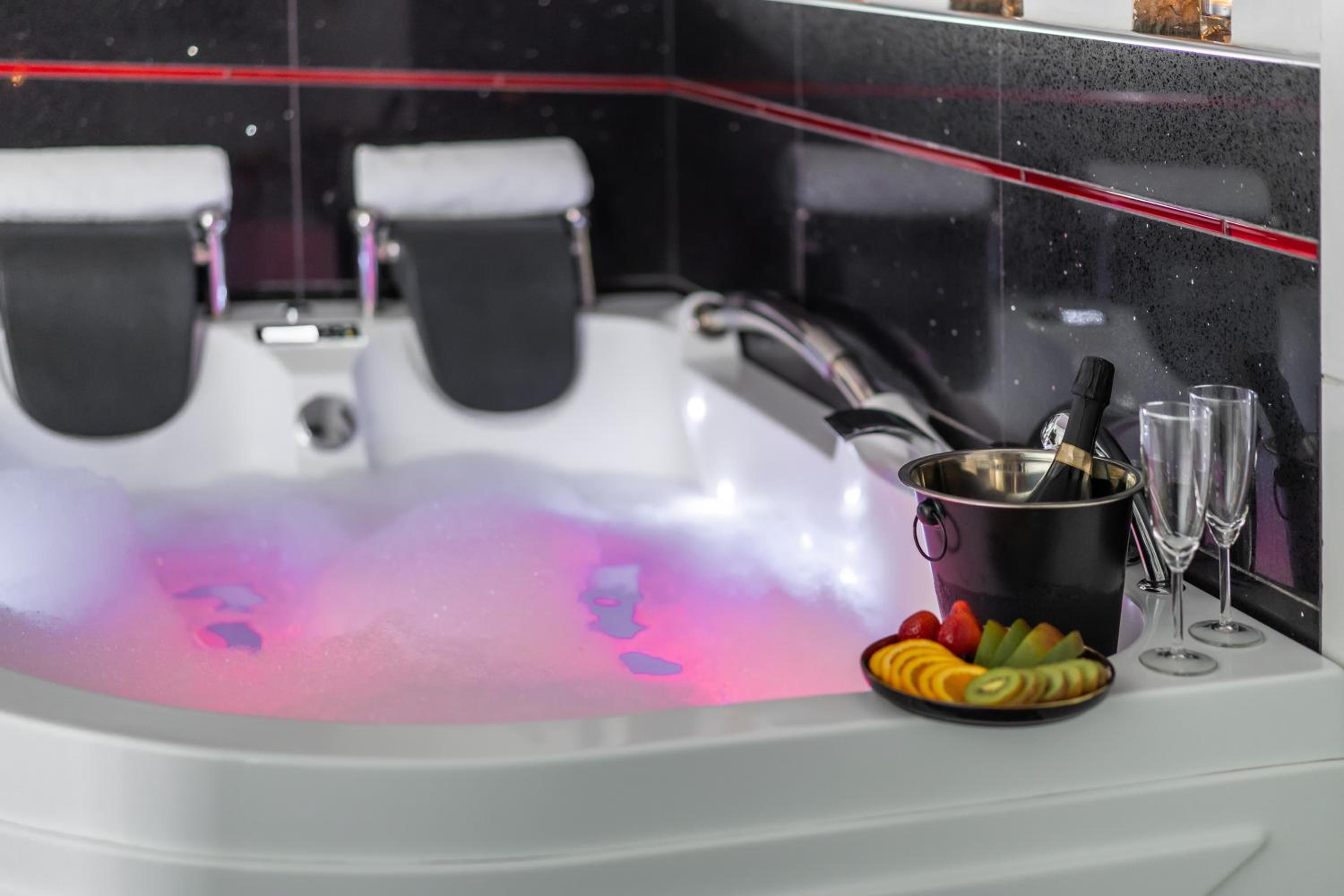 Luxury King Room with 2-person Hot Tub - Photo 67