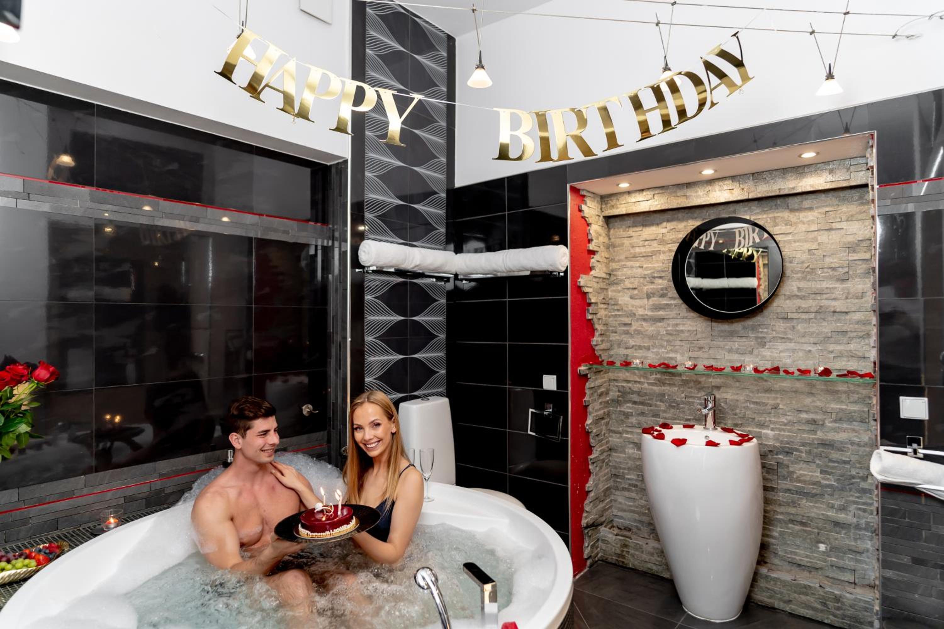 Luxury King Room with 2-person Hot Tub - Photo 68