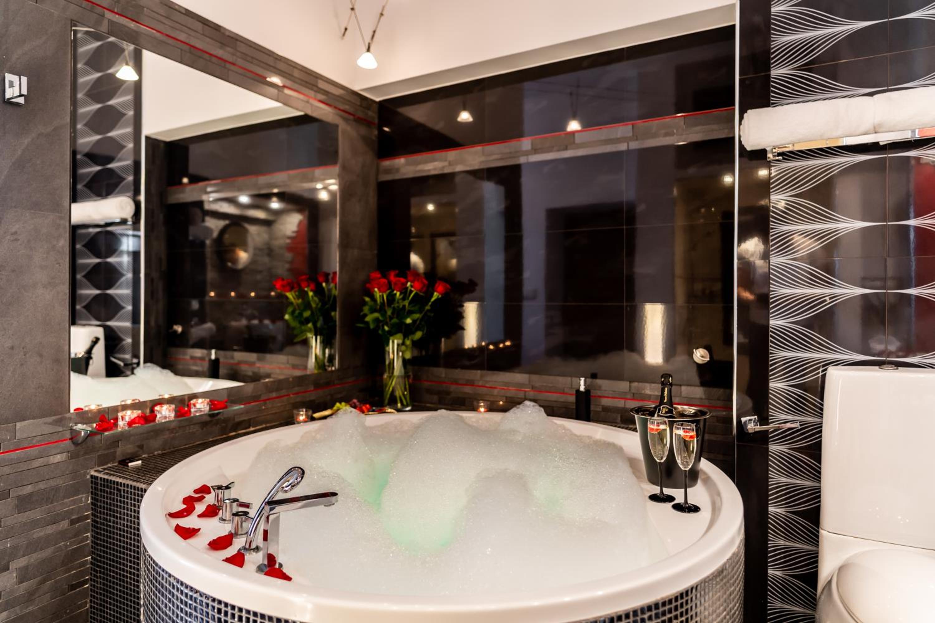 Luxury King Room with 2-person Hot Tub - Photo 16