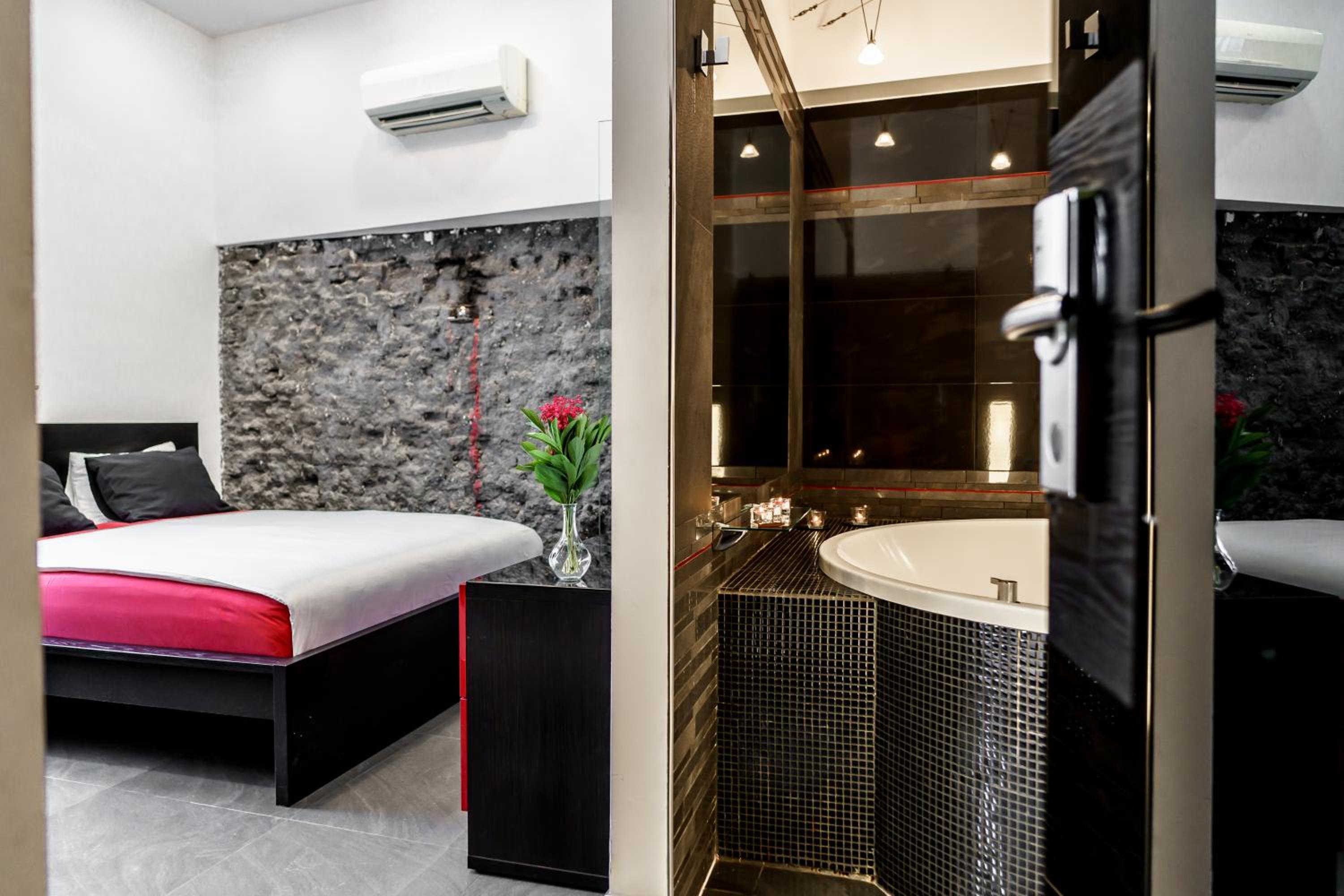 Luxury King Room with 2-person Hot Tub - Photo 69