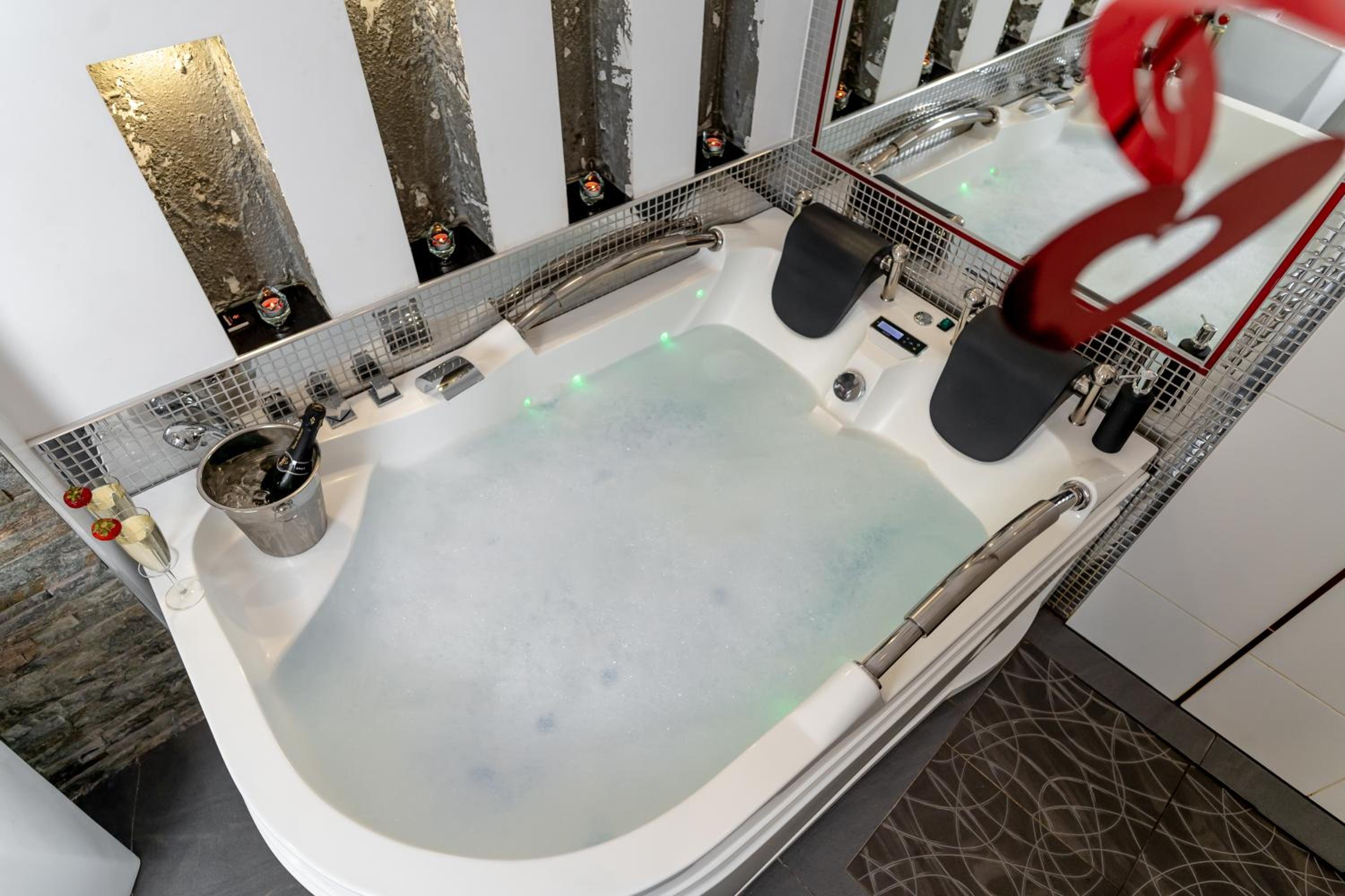 Luxury King Room with 2-person Hot Tub - Photo 72