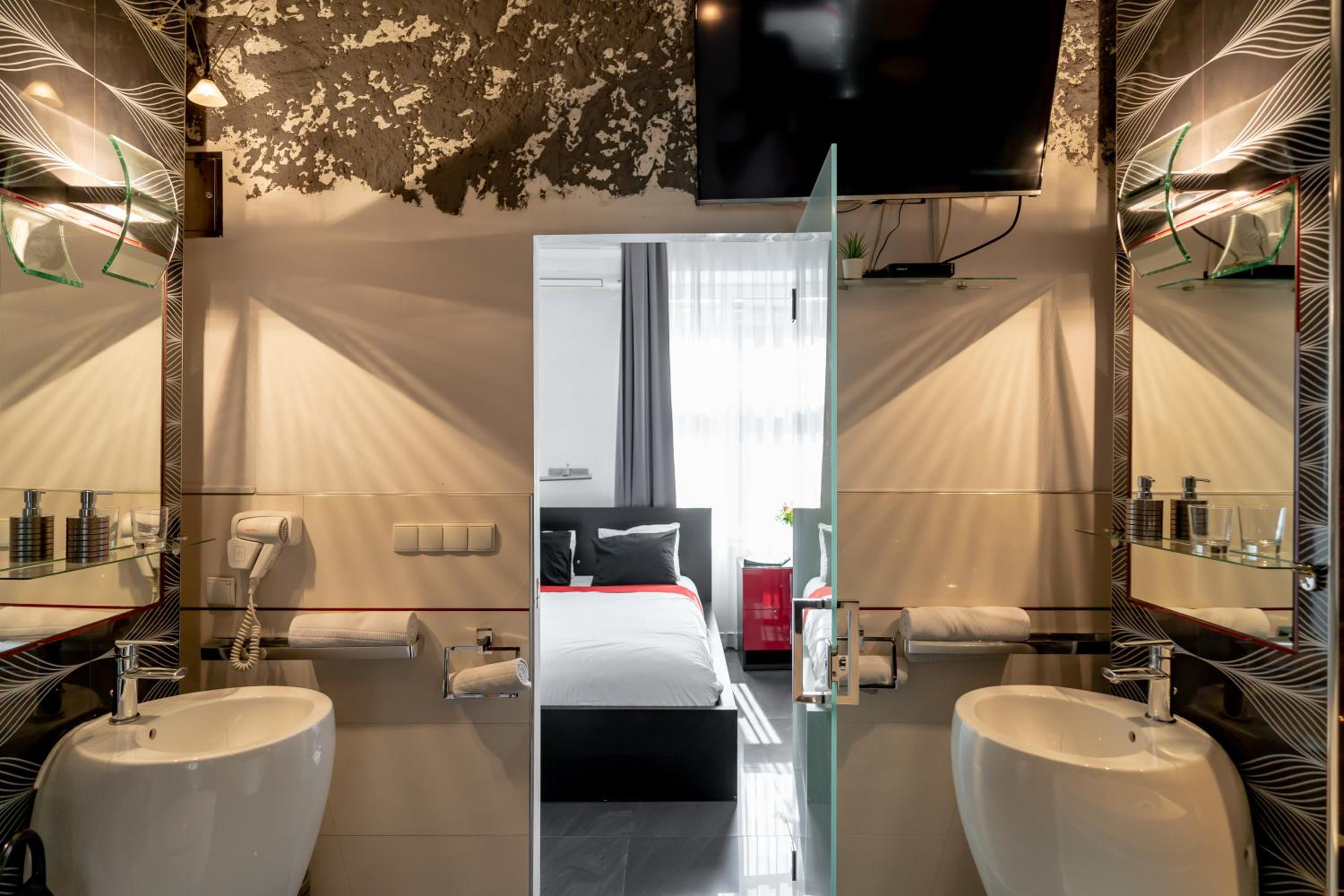 Luxury King Room with 2-person Hot Tub - Photo 73