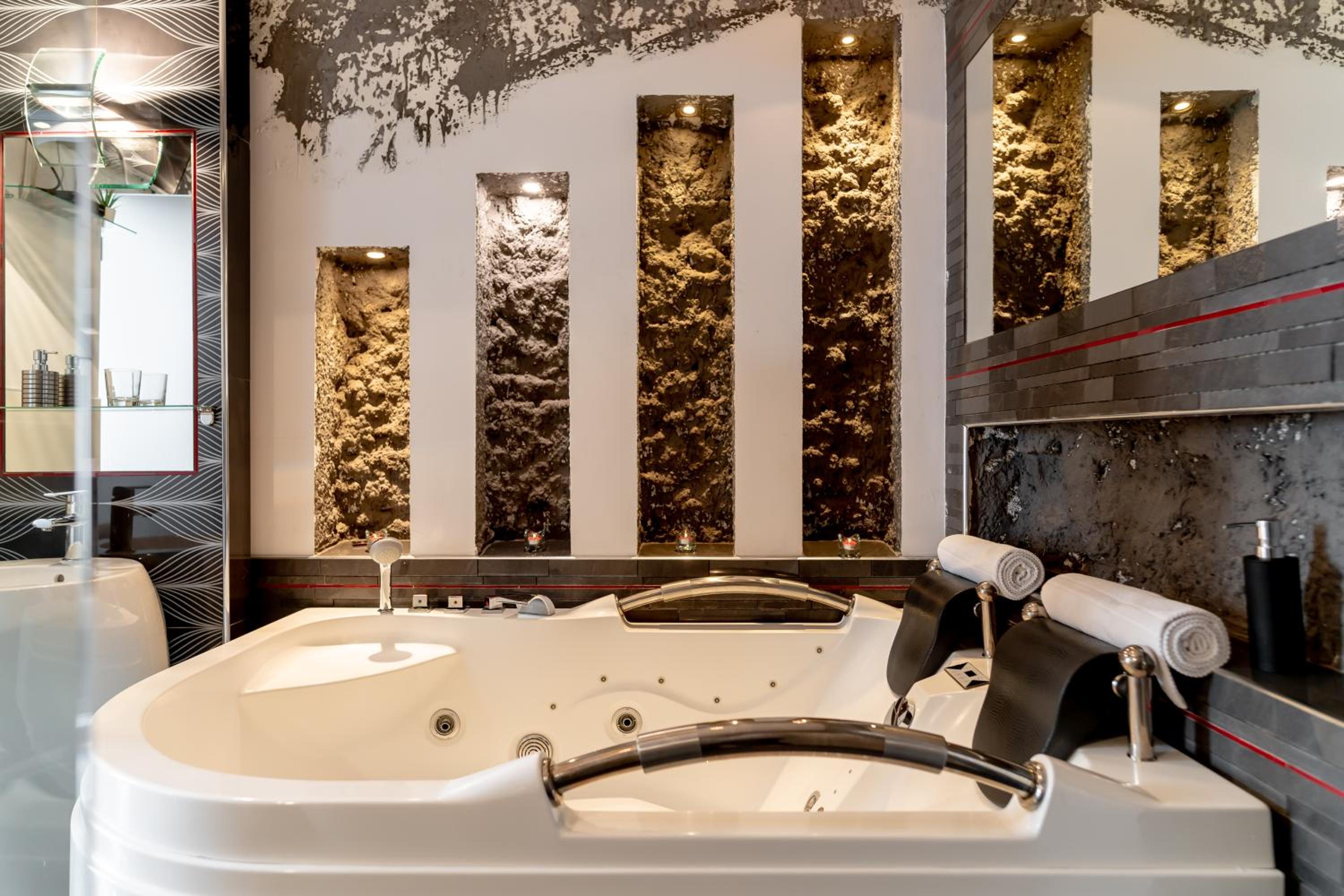 Luxury King Room with 2-person Hot Tub - Photo 45