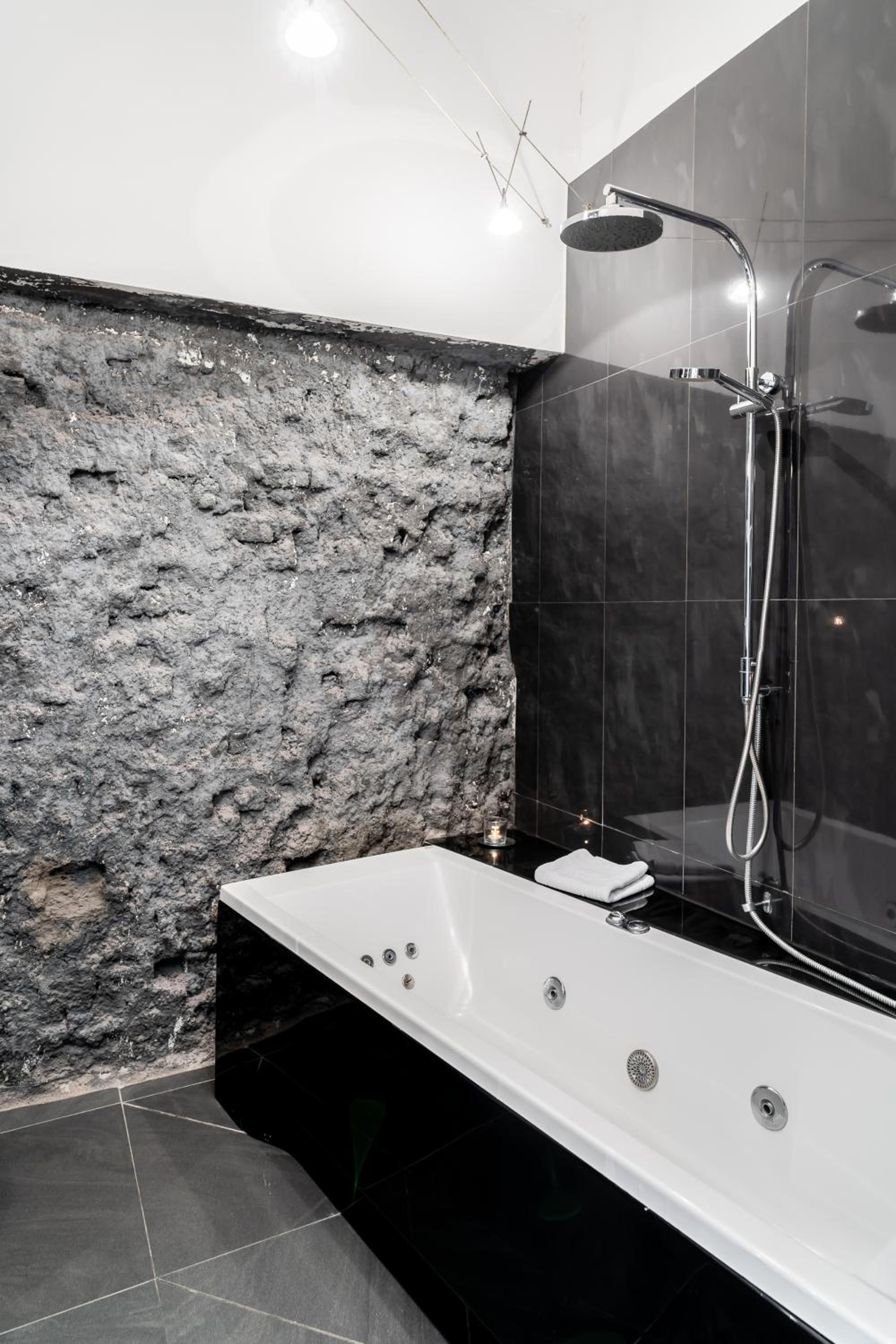 Queen Room with 1-person Hot Tub - Photo 3