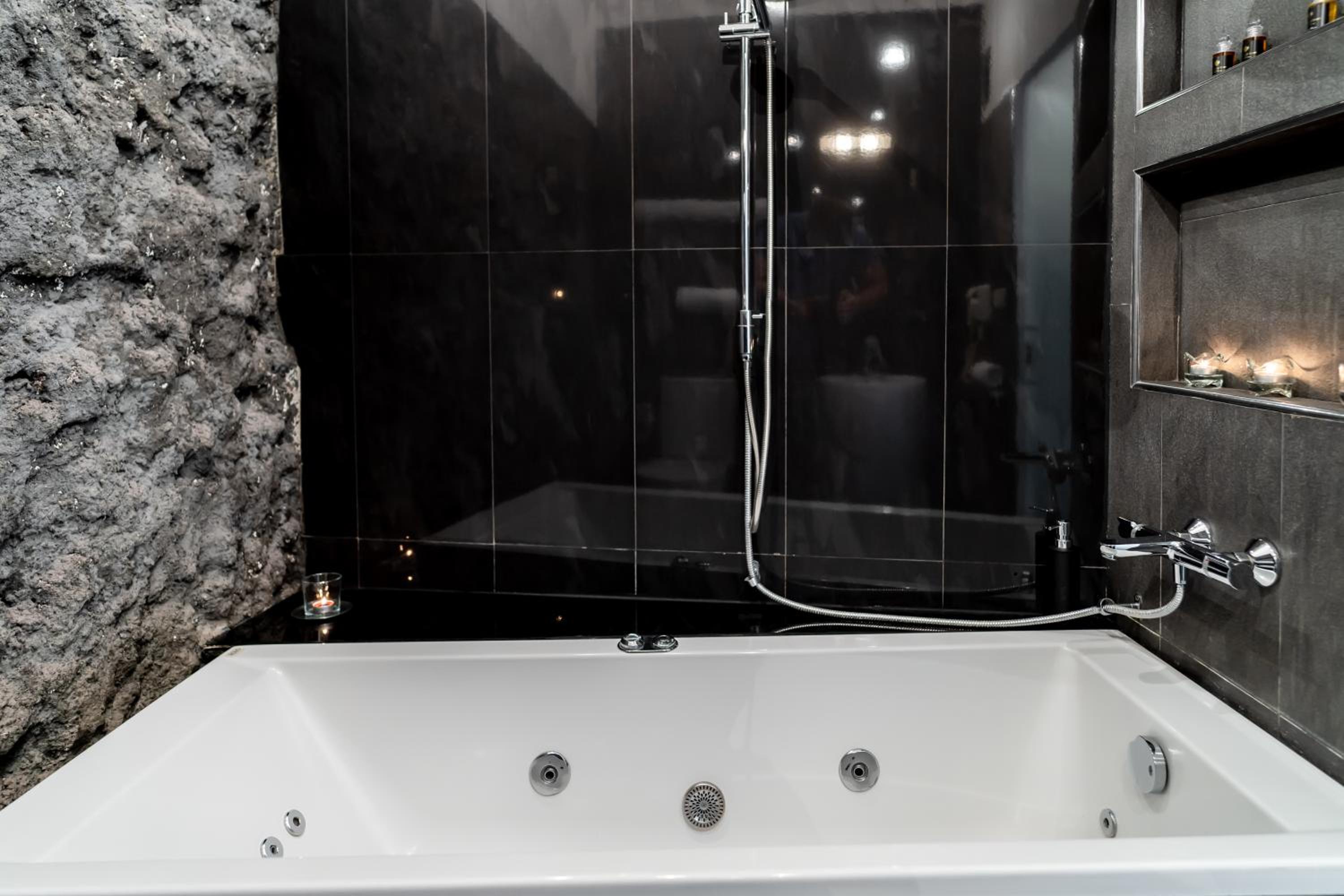 Queen Room with 1-person Hot Tub - Photo 2