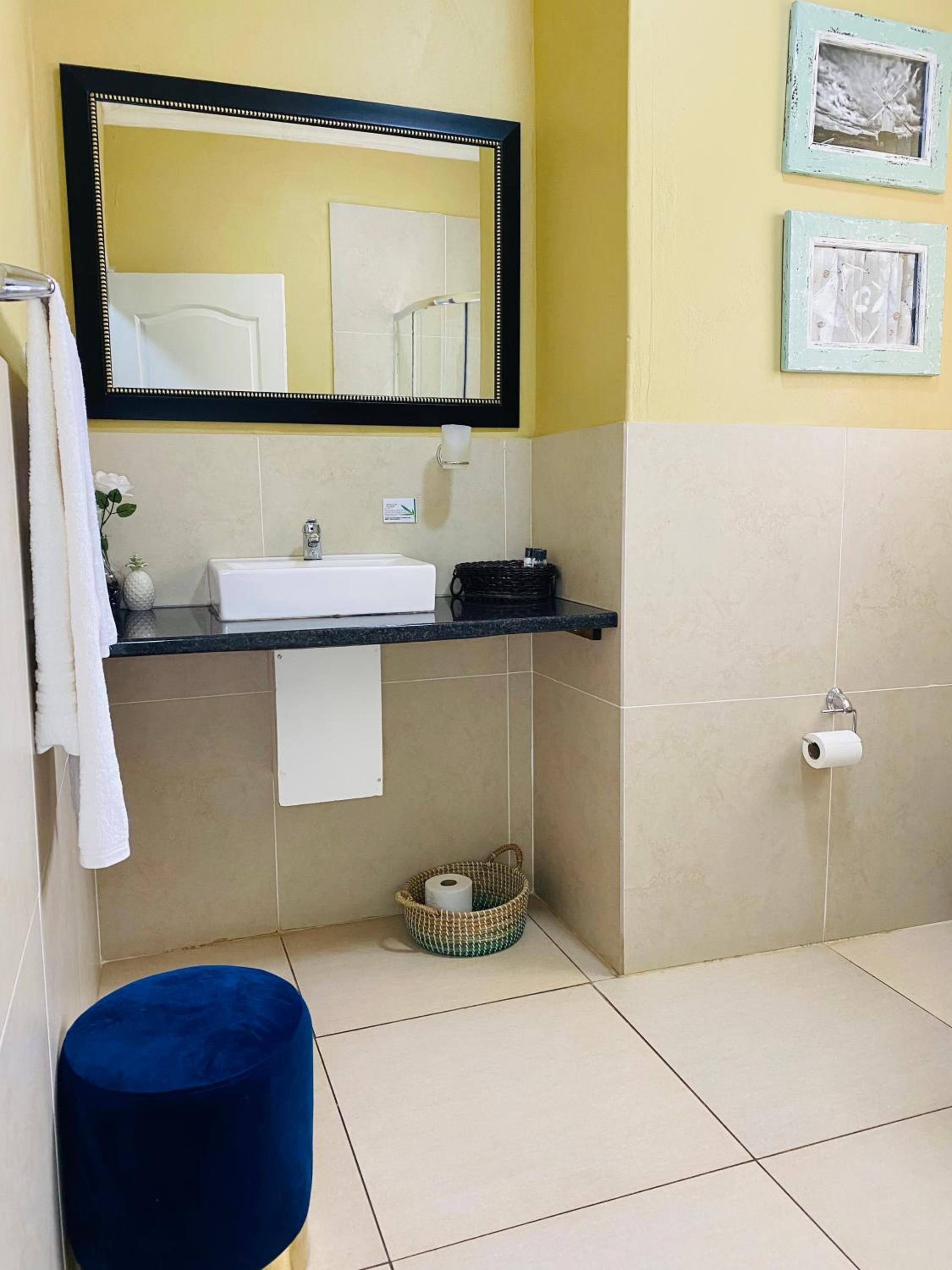 Double Room with Patio - Photo 10