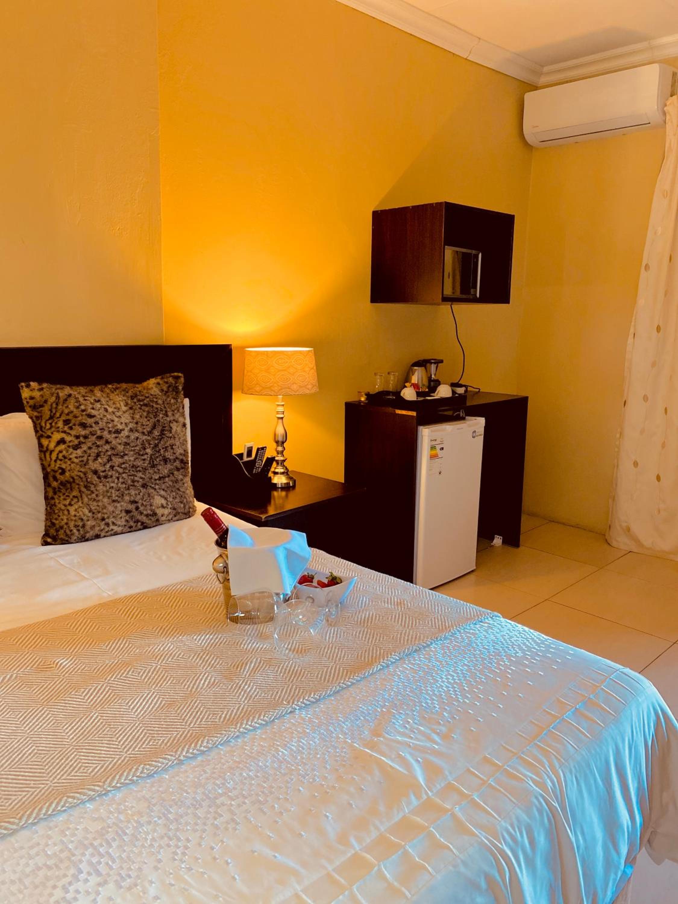 Double Room with Patio - Photo 3