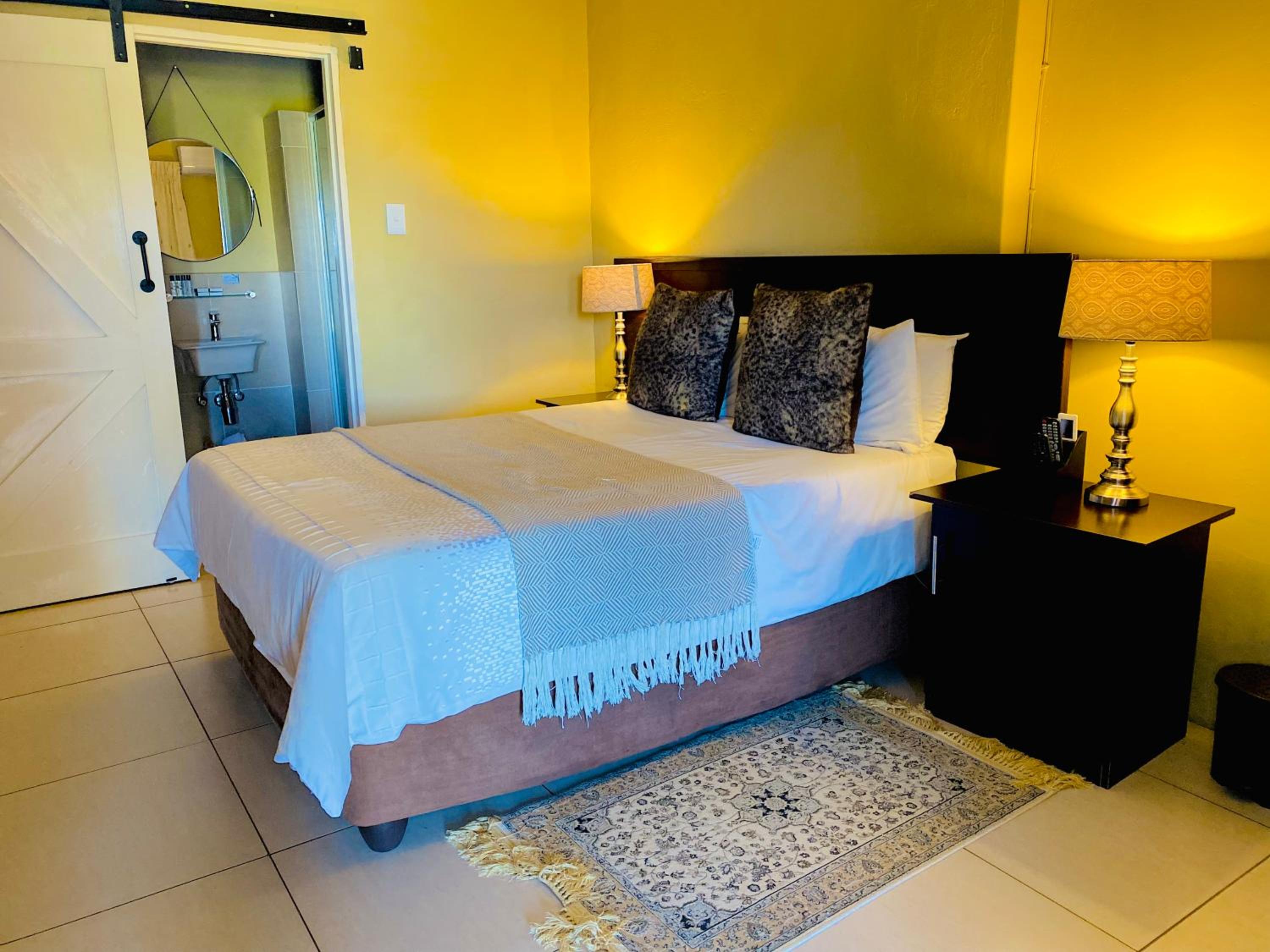 Double Room with Patio - Photo 2