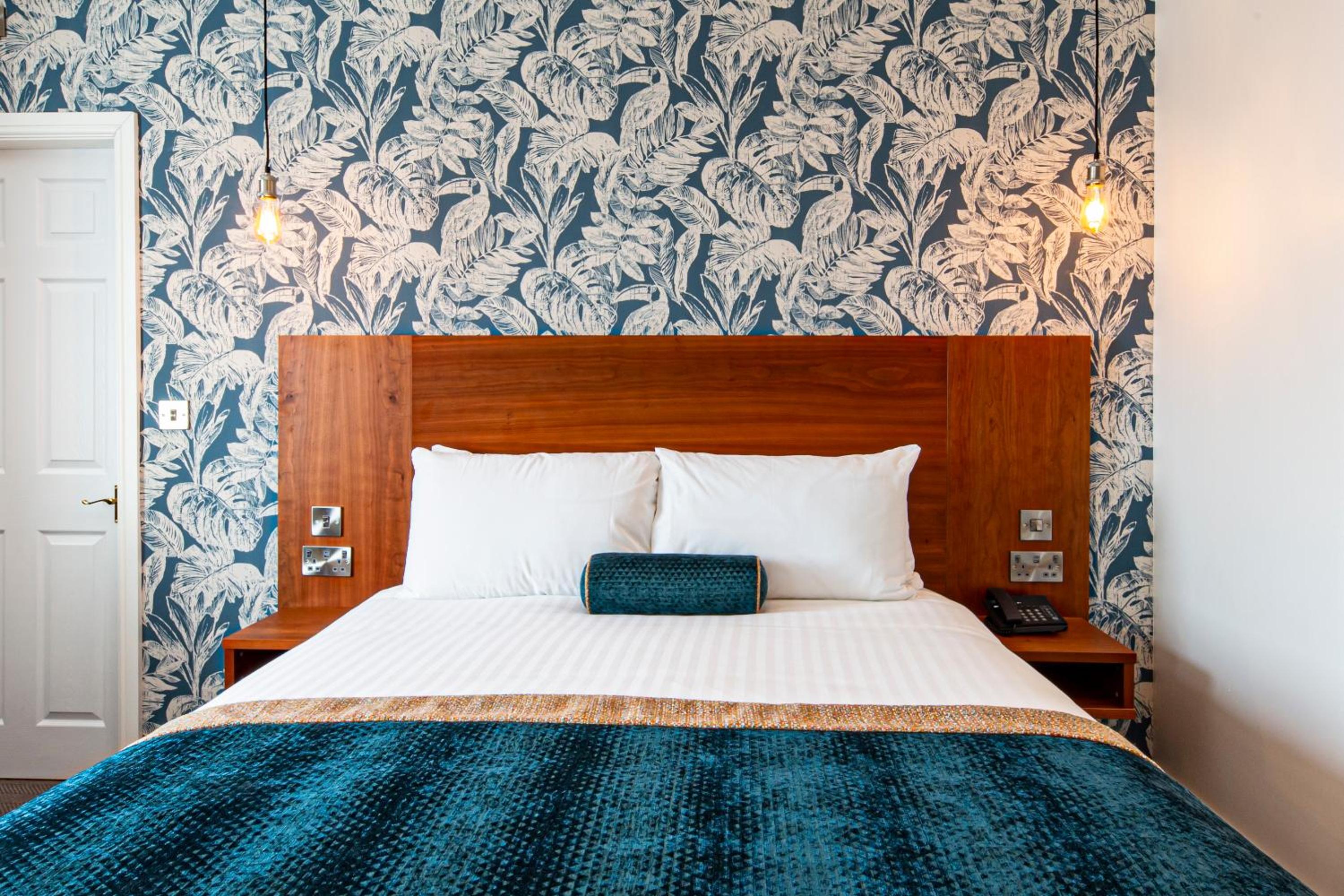Double Room with Coastal View - Photo 1