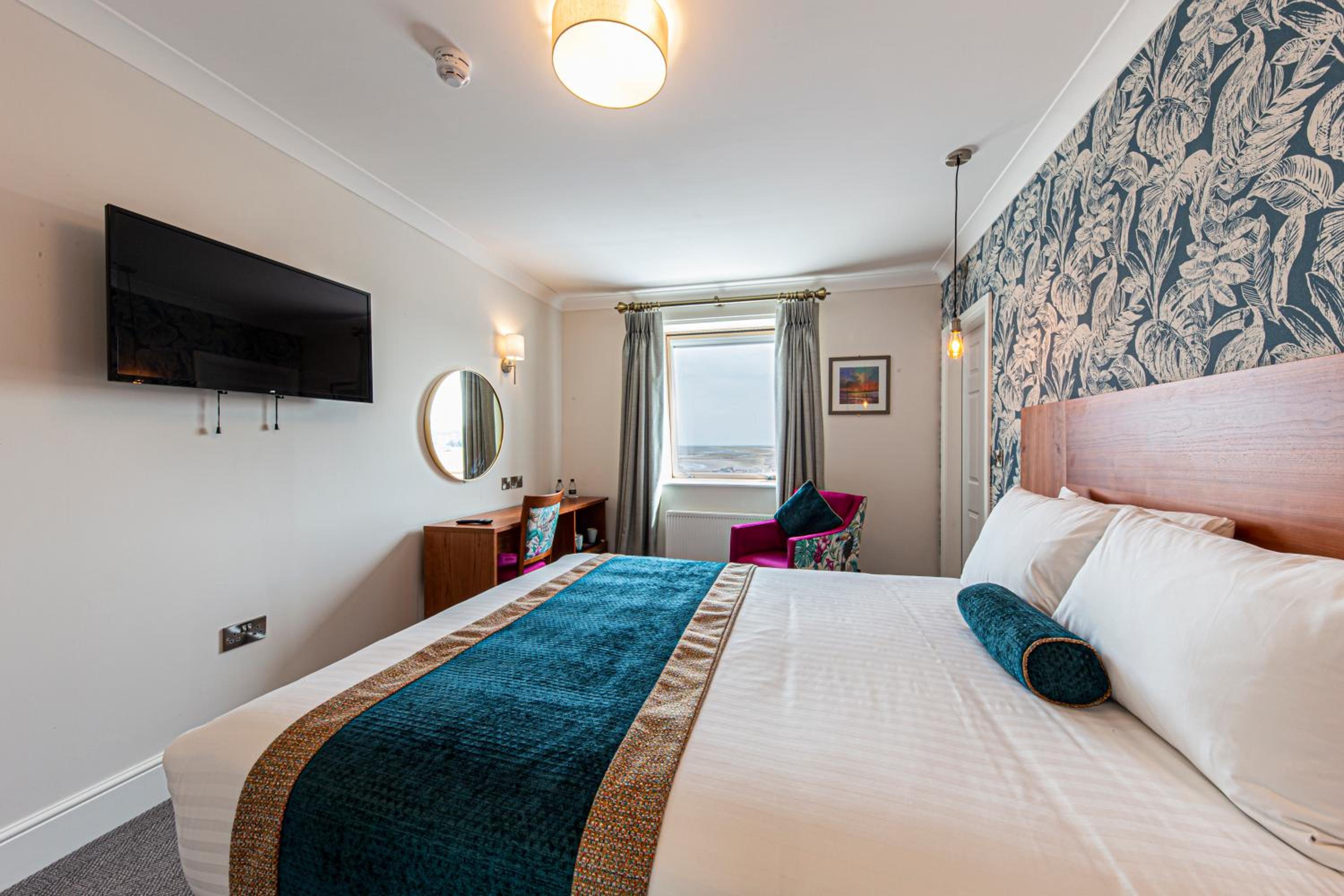 Double Room with Coastal View - Photo 8