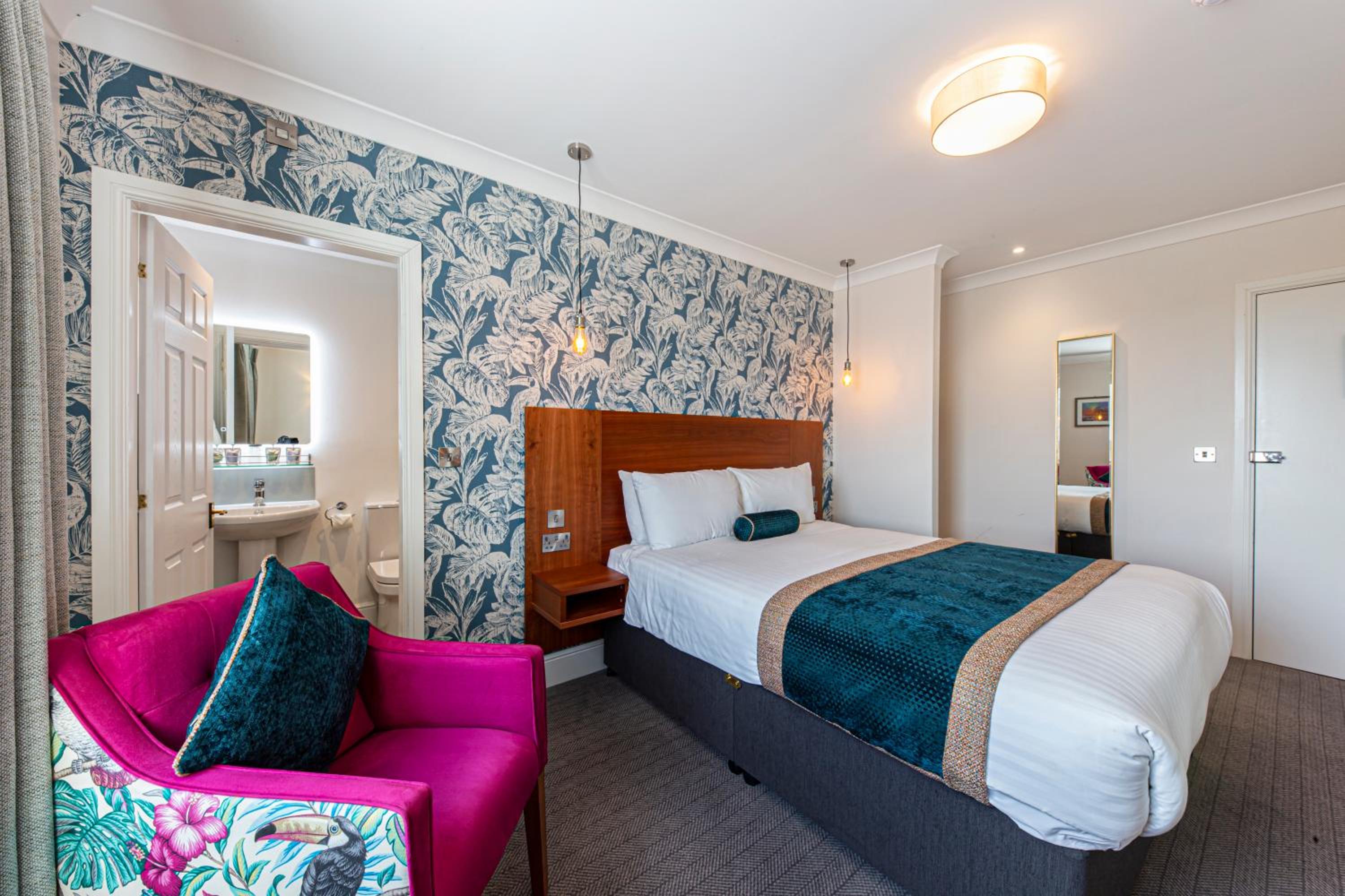 Double Room with Coastal View - Photo 2