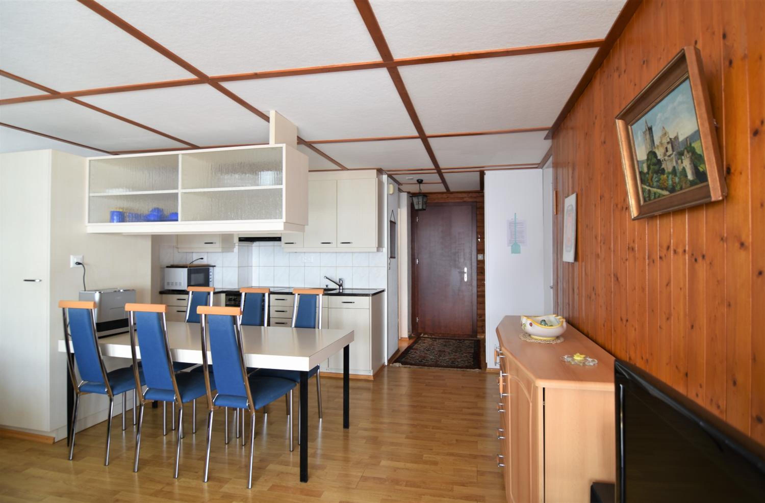Two-Bedroom Apartment with Bath photo 2