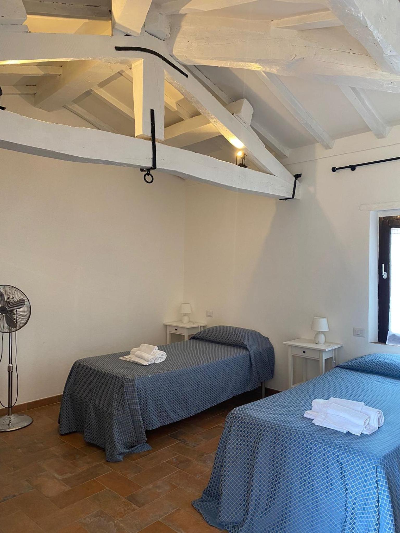 Quadruple Room with Bathroom - Photo 3
