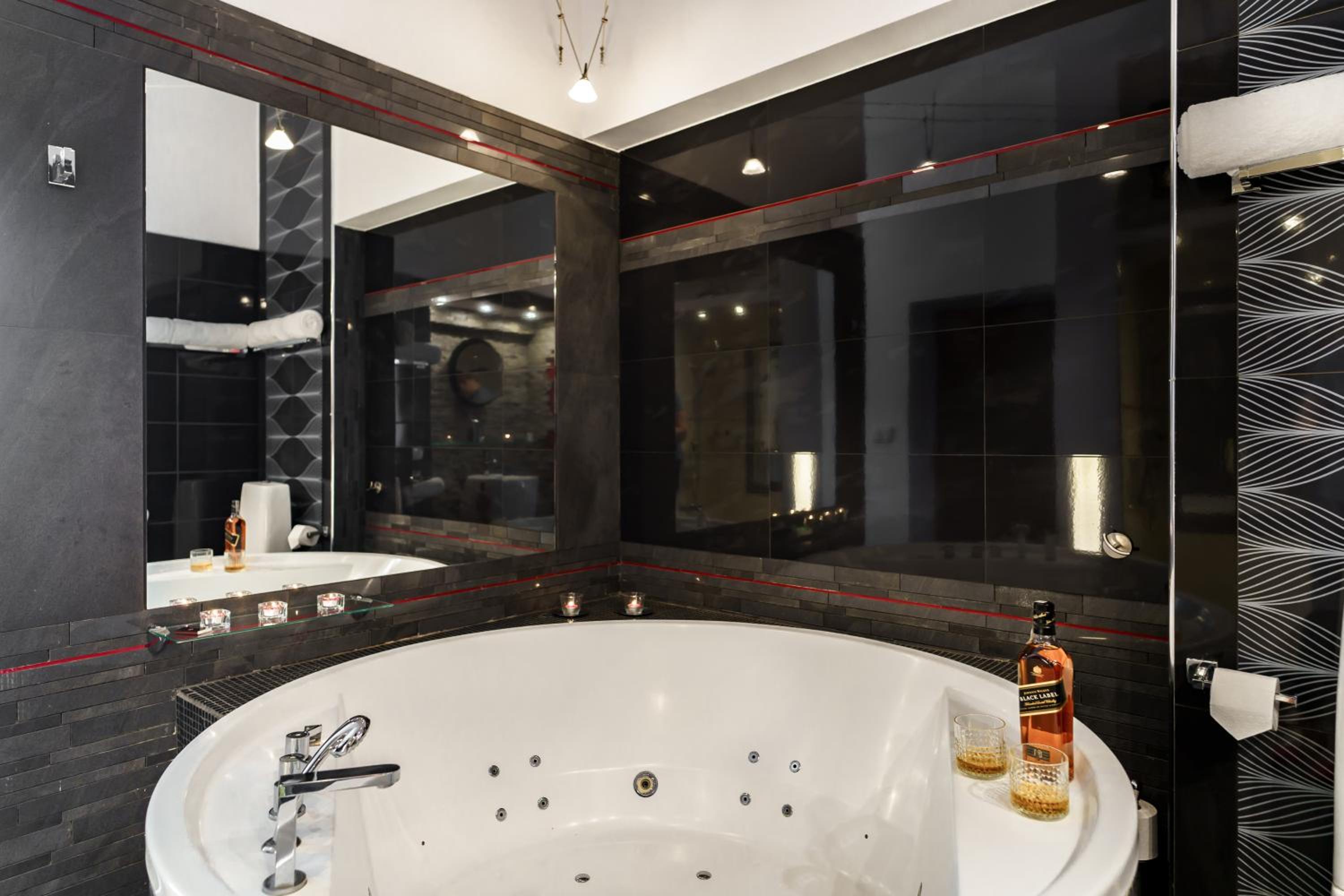 Luxury King Room with 2-person Hot Tub - Photo 56