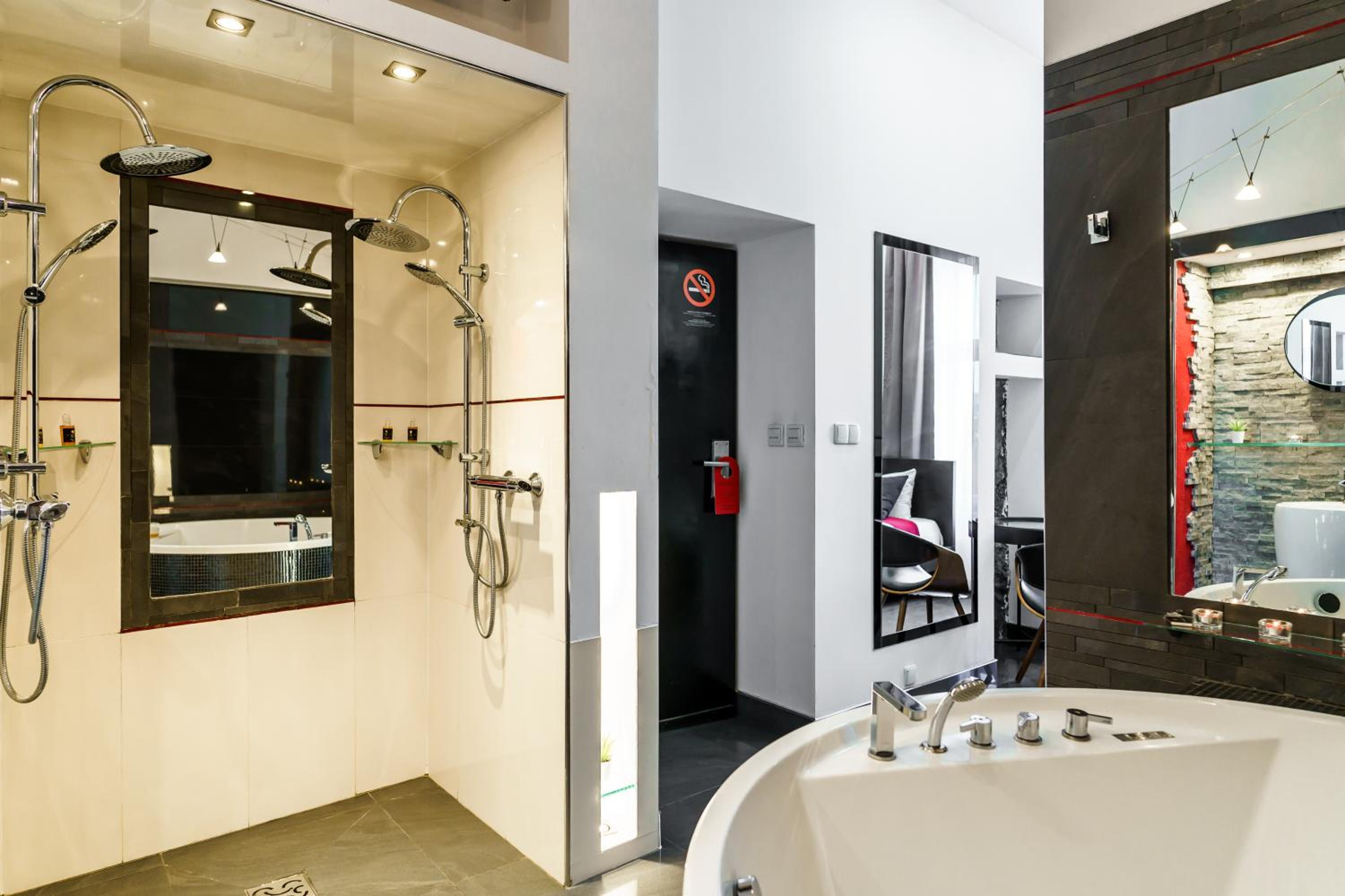 Luxury King Room with 2-person Hot Tub - Photo 23