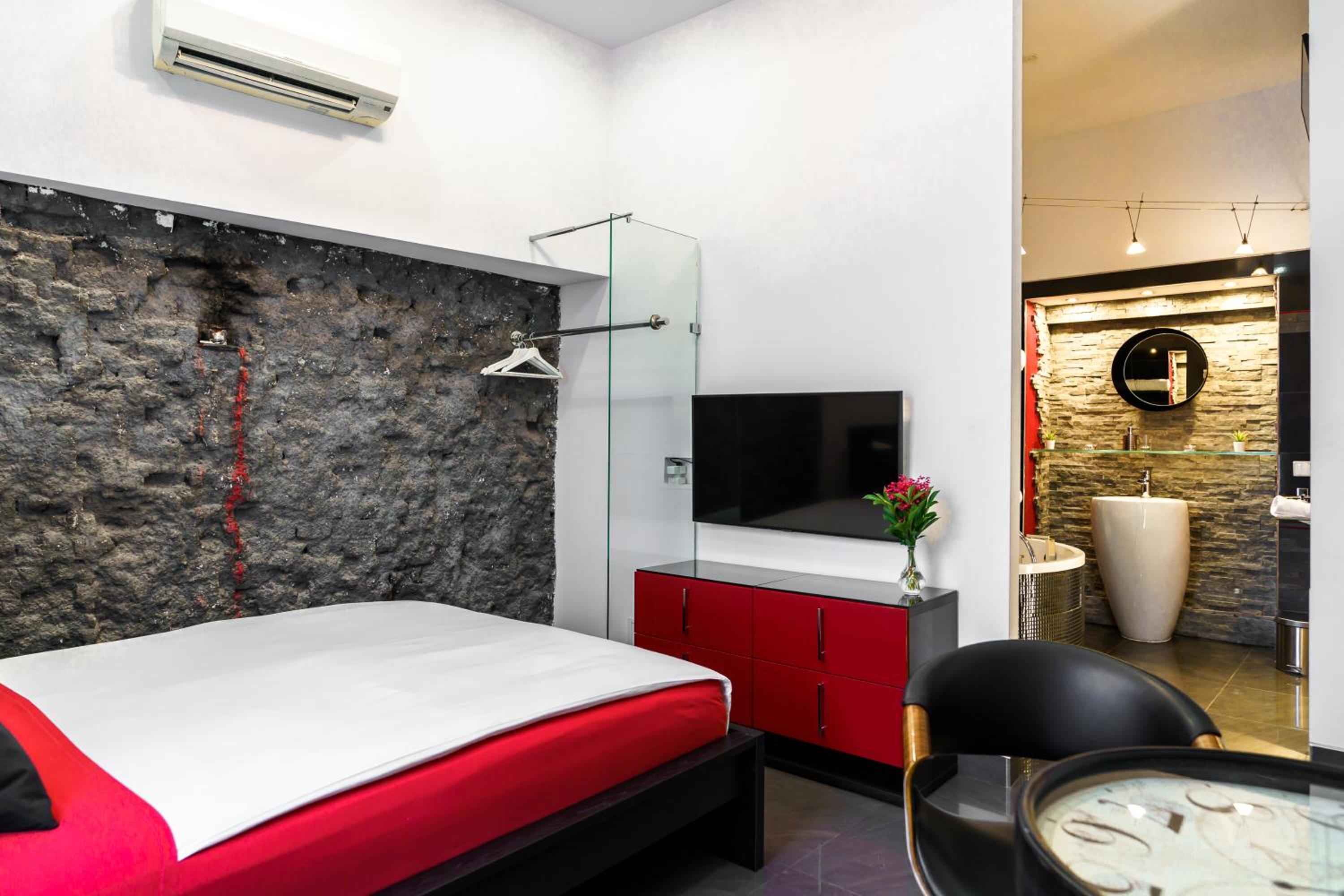 Luxury King Room with 2-person Hot Tub - Photo 24