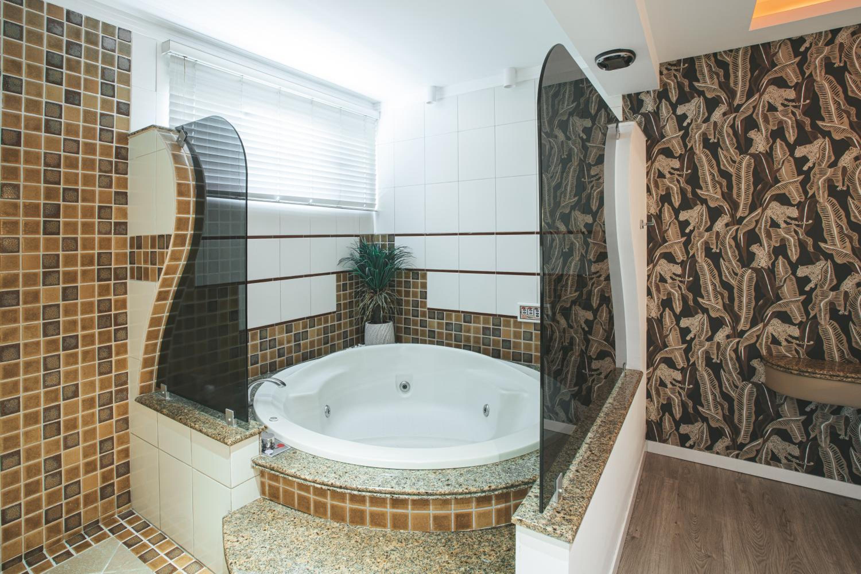 Queen Suite With Spa Bath photo 3