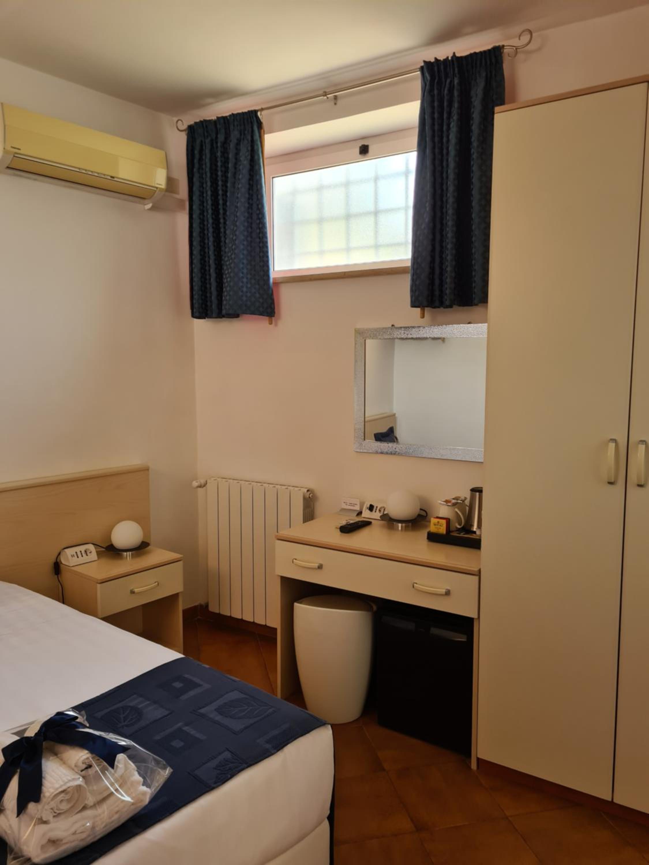 Single Room with Private Bathroom photo 2
