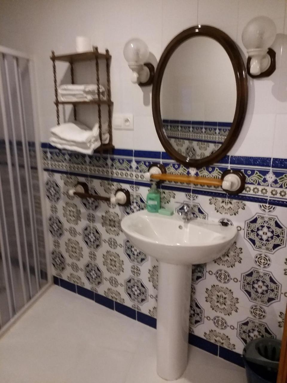 Twin Room with Private Bathroom photo 2