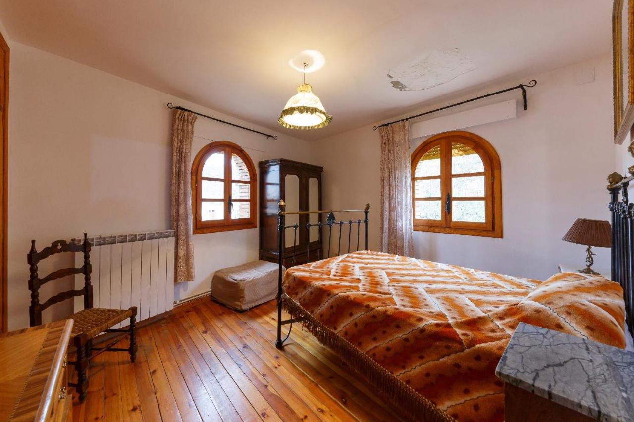 Five-Bedroom House photo 2