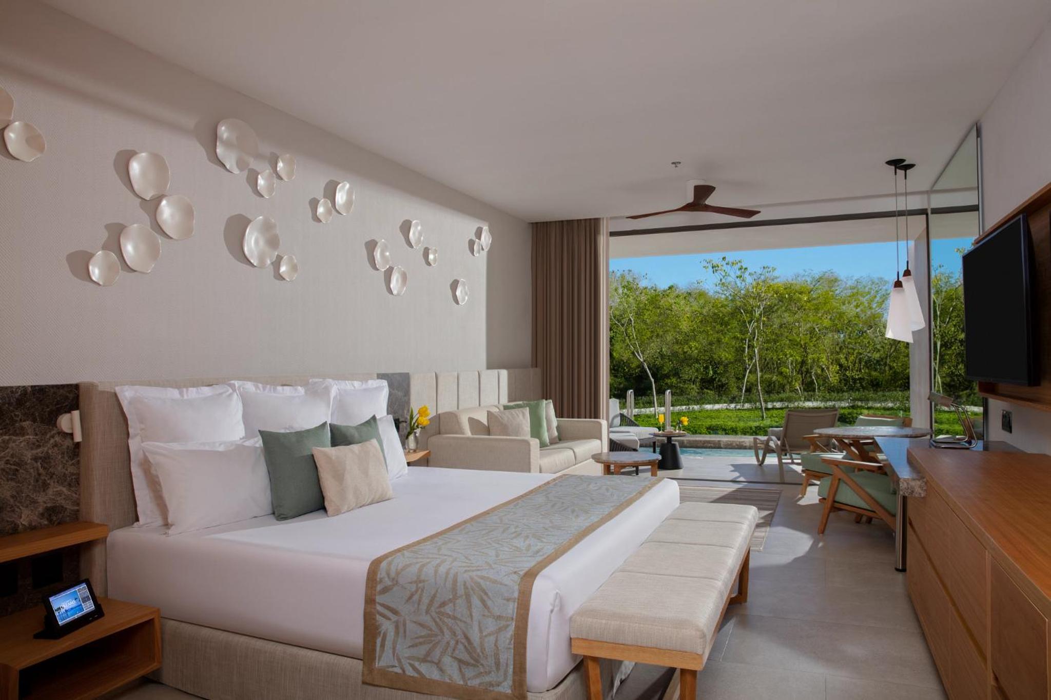 Junior Suite Swim out Tropical view king