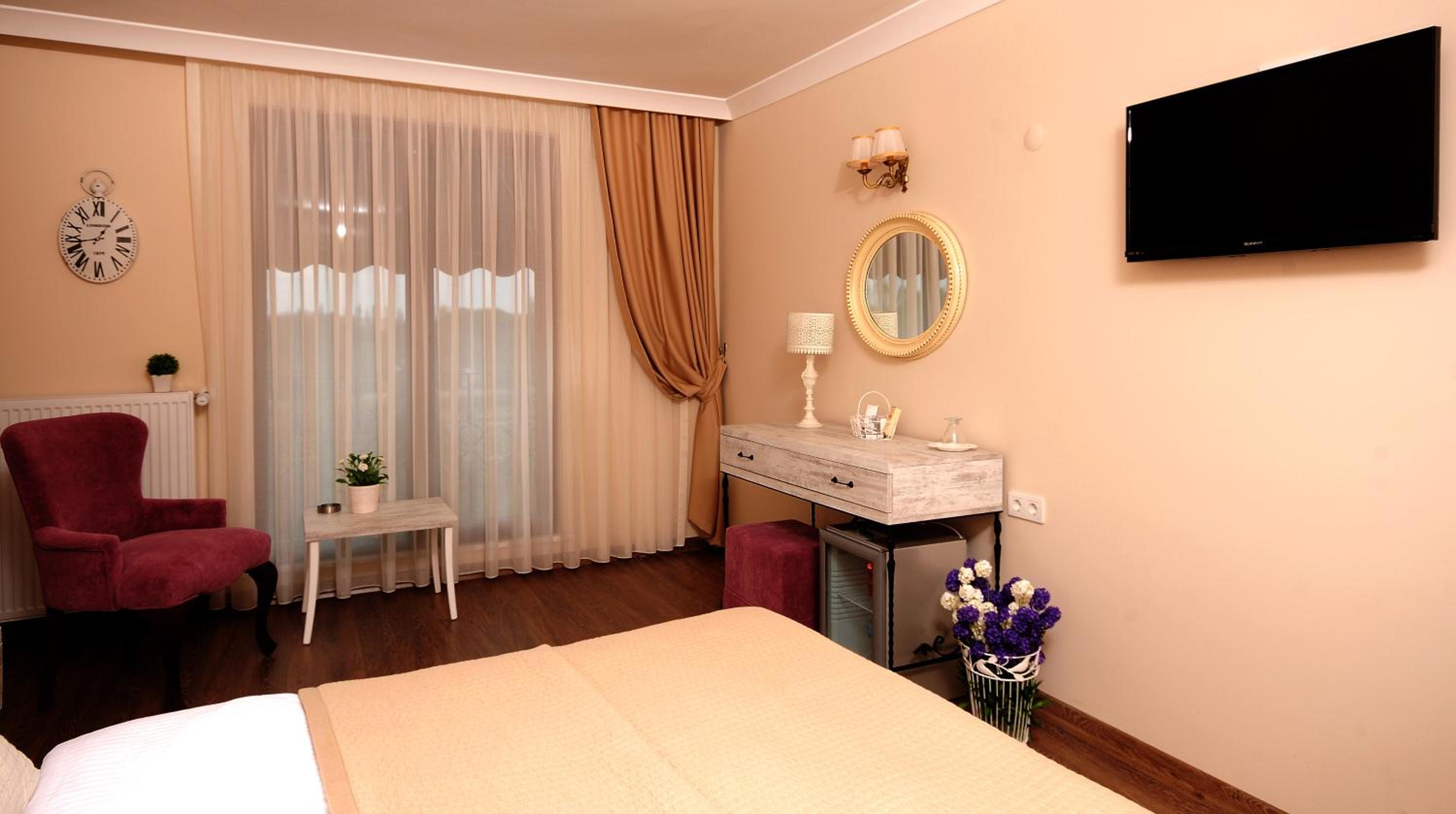 Deluxe Room - Photo 8