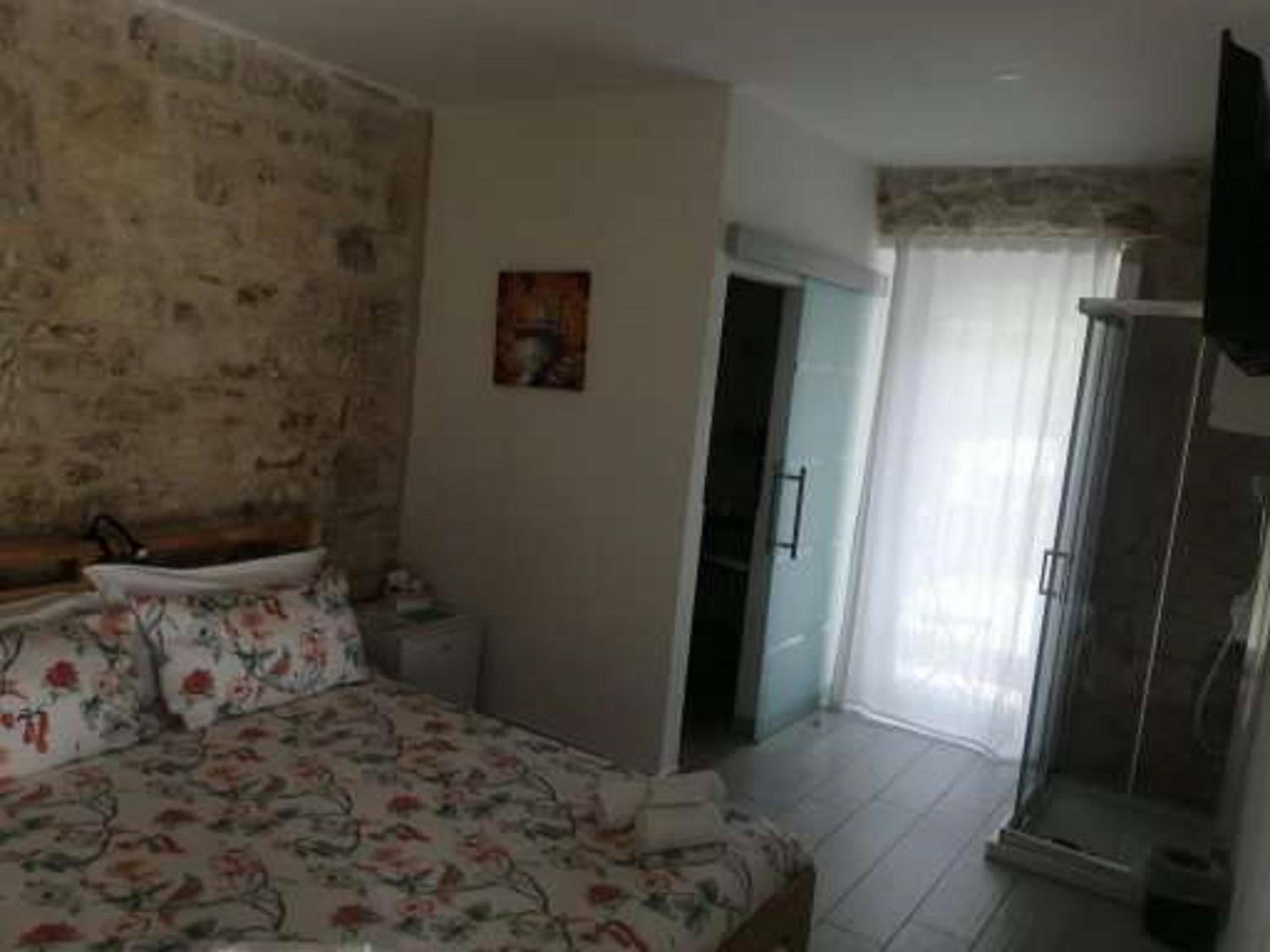 Double Room with Balcony - Photo 1