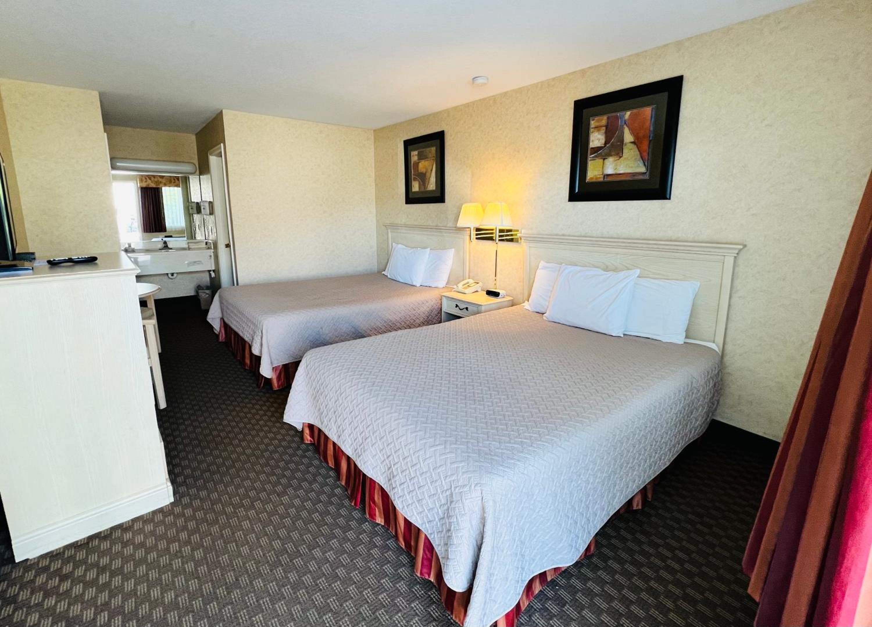Queen Room with Two Queen Beds photo 1