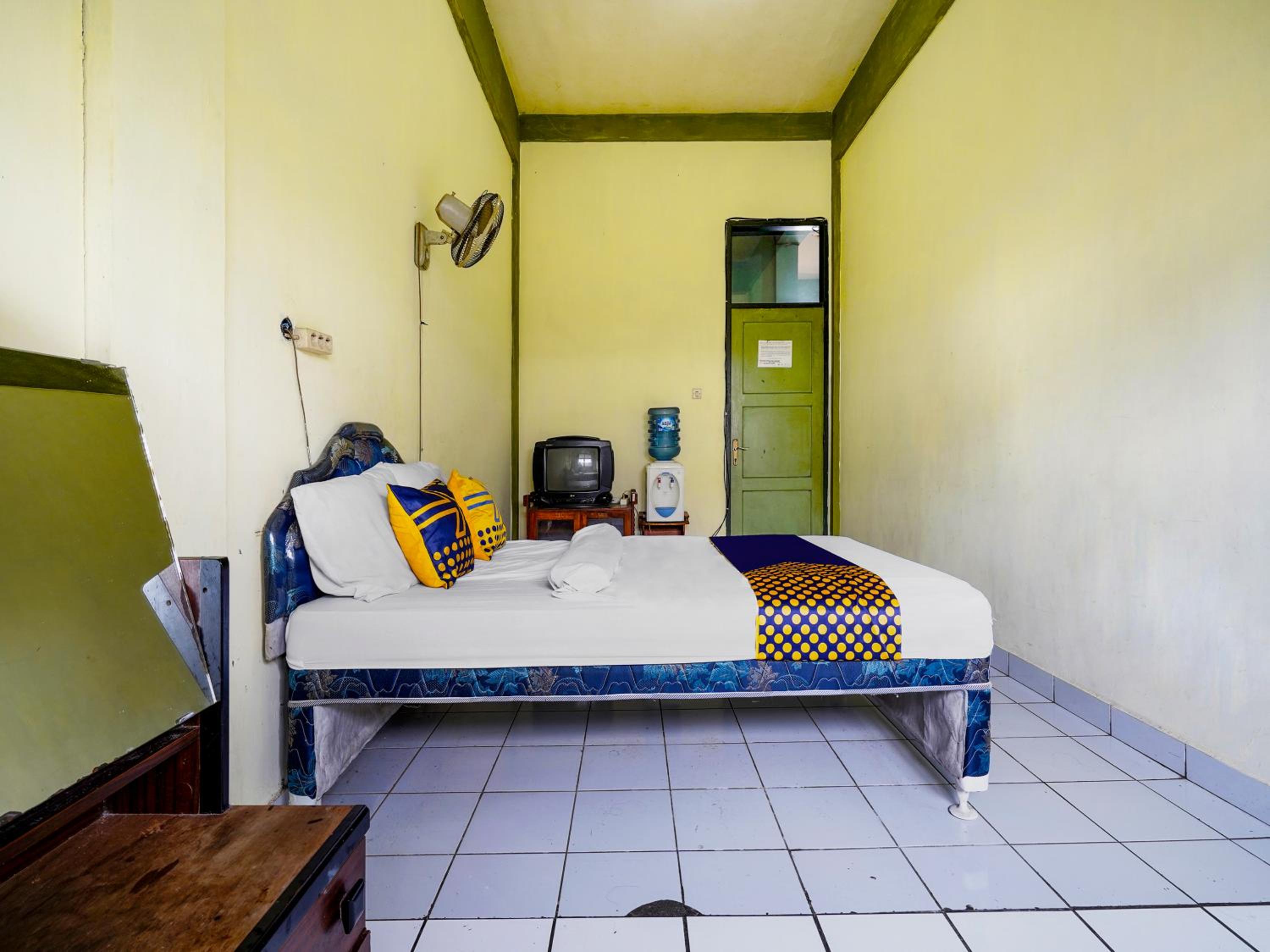 Budget Double Room photo 3